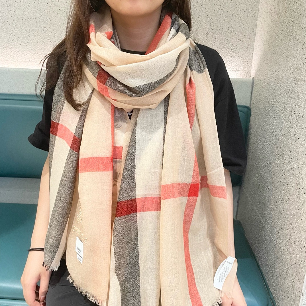 NO:187059,Get the new Burberry model and grab the top original order. The authentic and beautiful top high-end goods [absolutely worth collecting] Chanel's beautiful and versatile counter is limited. It is difficult to order the top imported cashmere when you are rich. The quality of gold and silver thread is high and the quality is high for people to use. The absolute high-end exclusive real-life shooting!  What you see and get, the color is super good, the top quality goods are not waiting for anyone, the special channel goods are sold without the other one, and the absolute top quality goods are the rhythm of the counter 90*200, the top quality imported cashmere is recommended. High-quality scarves, high-quality scarves, burberry, chanel19860909巴宝利新款到手慢抢顶级原单正品旷世绝美顶级高端货【绝对值得珍藏】香奈儿绝美百搭款专柜限量哦有钱都很难订到顶级进口客供山羊绒,金银线镶边品质上乘送人自用绝对高大上独家实物拍摄！所见所得,颜色超正顶级好货不等人,特殊渠道货卖一个少一个绝对的顶级好货,任何一个细节都是专柜的节奏90*200顶级进口客供山羊绒重磅推荐高版本围巾,高版本围巾,burberry,chanel,scarf