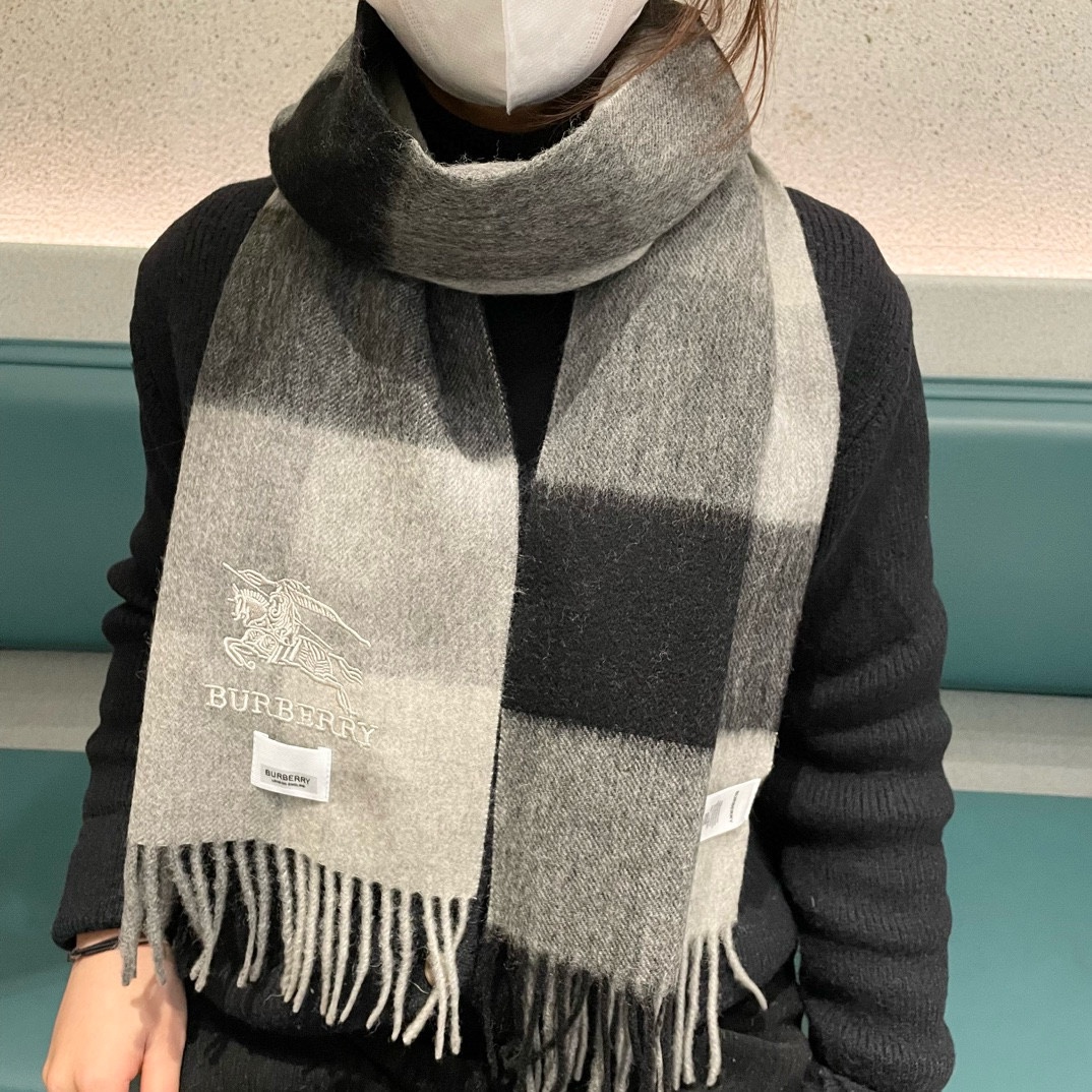 NO:187063,The hot-selling couple model B home [Classic War Horse] Exclusive cow product Luxury is all in the size, high-end quality with super high cashmere quality will be favored by this brand. This boutique is a rare scarf knitted on the market. It is really a super high-end product. Only this big brand will have every color, love and keep every color. Good goods sold one less. Imported knitted cashmere size 180*32 high-version scarf, high-version scarf19860909爆款上新 情侣款B家【经典战马】独家牛货 奢华尽在尺寸之间,高端品质具有超高羊绒品质才会被此品牌青睐这种精品是市场上及其少见的围巾针织,真是超级高端货只有这种大品牌才会拥有每色都是大爱每色都留.卖一条少一条的好货 进口针织羊绒 尺寸180*32高版本围巾,高版本围巾,scarf