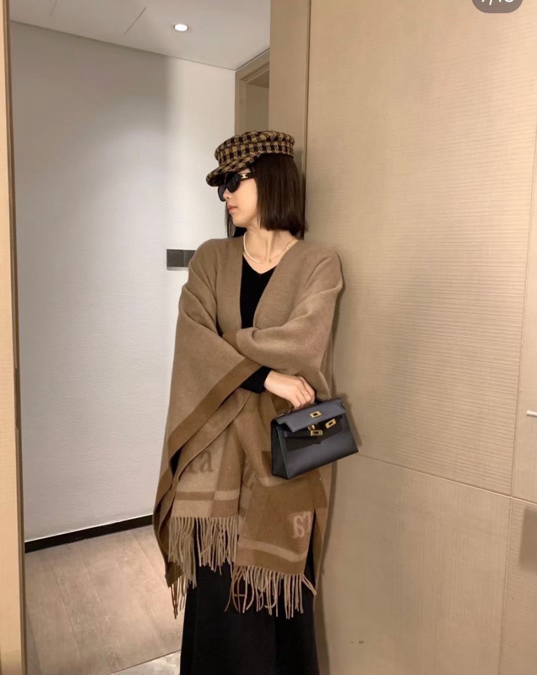 NO:187051,Maxmara products are recommended, the most popular cloak shawl, synchronous counter, new autumn and winter styles!  Recommended price for your mother!  The styling function is very powerful!  The real thing is really great!  !  !  Very fine, the fabric is soft and light, real materials, things, and how much does it cost on the cabinet. Everyone knows that this cloak is super stylish with long boots, and it combines comfort and warmth. It is an excellent item suitable for wearing in the cold season. Select the softest small wool raw materials, and ingeniously incorporates the purely handmade M-mark design. Size: 130x160cm, wool, and it feels very good and does not stung. High-version scarf, high-version scarf, boots, shawls19860909Maxmara臻品推荐,最火的斗篷披肩,同步专柜,秋冬新款！亲妈价格给力推荐！造型功能很强大！实物真的很赞！！！特别精细,面料柔软轻盈, 真材实料,东西,柜上多少钱一条大家都知道,这款斗篷配上长筒靴超带范儿,舒适性与保暖性于一体,是适合寒冷时节穿着的绝佳单品.甄选最为柔软小绵羊毛原料,匠心融入纯手工打造的M标设计 尺寸:130x160cm,绵羊毛,手感很好不扎人.高版本围巾,高版本围巾,boots,shawls,scarf