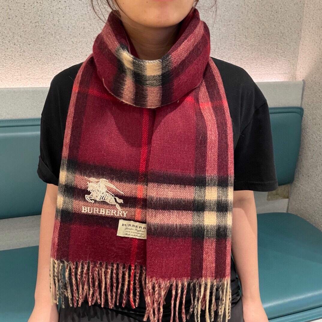 NO:187302,The popular double-sided cashmere counter is synchronized. The classic design is perfect, the looming Burberry logo is highly recommended. Don’t go to the counter to buy it for 3800  and it costs 3800 . The price is absolutely the same. [The texture is very skin-friendly and soft, and the skin is like a skin] This size is not big or small, and it is very easy to match. The quality is super easy to understand. The high-end quality will be understood by hand. The high-end details are what you see and what you get is the heavy and huge VIP customer must-apply recommendation 180*32 cashmere high-version scarf, high-version scarf, burberry19860909爆款双面羊绒专柜同步 经典设计完美,若隐若现的巴宝利标志,强烈推荐手慢无千万别去专柜买代购就要3800 绝对一模一样价格真心好,【质地非常亲肤柔软 ,如般的皮肤】这个size不大不小特别好搭配,品质超级好拿到手就会懂的高端品质,高端细节所见即所得重磅巨献VIP客户必入推荐180*32羊绒高版本围巾,高版本围巾,burberry,scarf