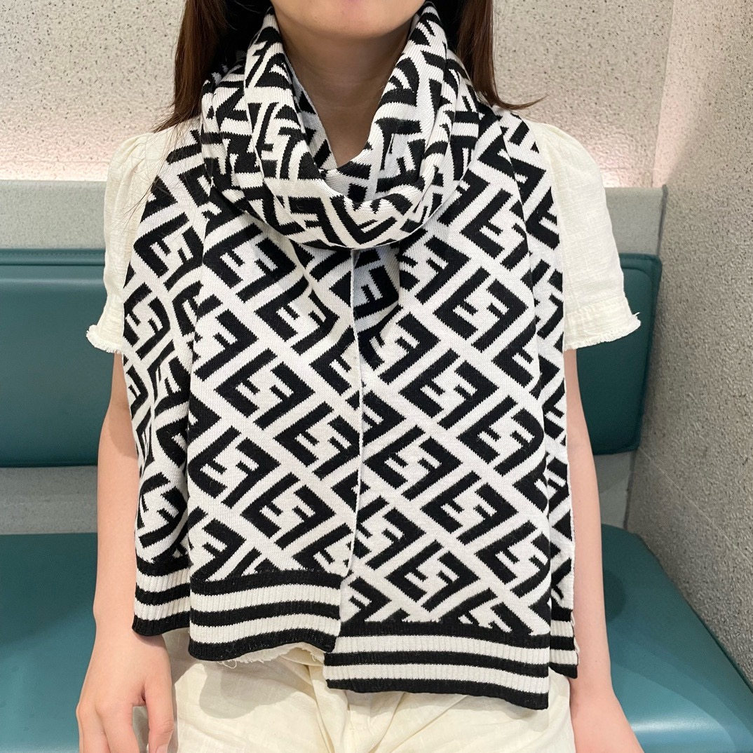 NO:187310,Fendi The most popular presbyopia FF element style this year, recommended by fashionable ladies~Fendi cashmere scarf~ It looks really good with clothing, this color is also very suitable for daily matches, the fabric is soft, the quality is very good, the main mark is a lot of pages of information about this scarf~ The details are great, and it is very fashionable, and it can be controlled by all kinds of clothing~ The must-entry male and female gods recommends 36*180cm cashmere scarf size high-version scarf, high-version scarf, fendi, fendi19860909芬迪 最能碰撞出高级感今年最流行的老花FF元素风格,时髦小姐姐推荐~Fendi 羊绒围巾~搭配服饰真的非常好看 ,这个色也是非常适合日搭的配色面料柔软,质量很赞,主标上很很多页此款围巾的信息~细节很棒随便围围就很大牌时髦范搭配各类服饰都能驾驭~男女神必入推荐36*180cm羊绒围巾尺寸高版本围巾,高版本围巾,fendi,fendi,scarf