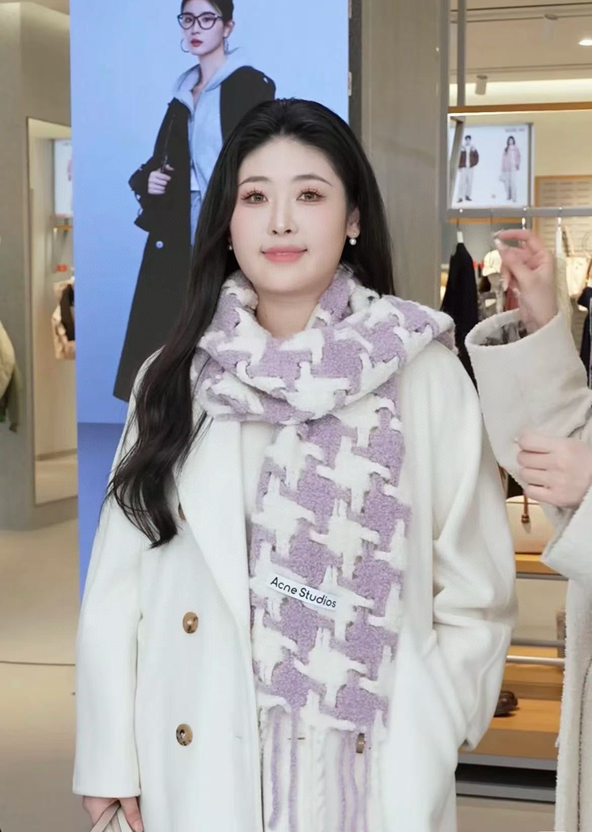 NO:187352,Aikeni Houndstrap scarf, a niche big brand, specializing in youthful outfits, a scarf with a very fluffy feel, alpaca mohair, easy to handle, not wrinkle, houndstrap design, no limit to any style 26*210cm high-version scarf, high-version scarf19860909艾克妮千鸟格小围巾 小众大品牌 主打年轻化穿搭 蓬松感很好的一款围巾 羊驼毛马海毛 好打理不起皱 千鸟格设计 不局限任何风格 26*210cm 高版本围巾,高版本围巾,scarf