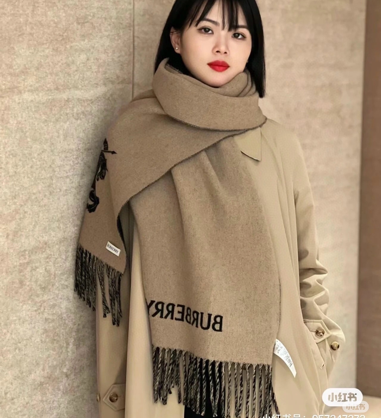 NO:187362,Burberry's latest scarf, welfare for men and women. Super gentle and fashionable double-sided design!  !  】I feel that this design looks younger, gentler and more elegant than before?  !  I feel that she can match ten thousand tops, double-sided scarf design, contrasting jacquard pattern, real daily fashionable style, 48*190 size, super invincible and amazing to play with various styles!  !  Super slim, high-end and fashionable, mainly because it is a good design and particularly texture. With such a thin and moderate thickness, the upper body can be very stylish!  It is a scarf with a very high utilization rate, a high-version scarf, burberry19860909巴宝利 最新款围巾,男女士的福利 超温柔洋气的双面设计！！】感觉这个比以往的设计都更显年轻更显温柔更气质有木有！！感觉她能与一万件上衣匹配在一起,双面围巾设计 反差感提花图案,实实在在的日常时髦款 48*190的尺寸,超级无敌赞的任意玩转各种系法！！超级显瘦高级显时髦,主要还是设计好,特别显质感,加上这样的薄厚度适中上身可以很有型！是利用率相当高的一款围巾高版本围巾,高版本围巾,burberry,scarf
