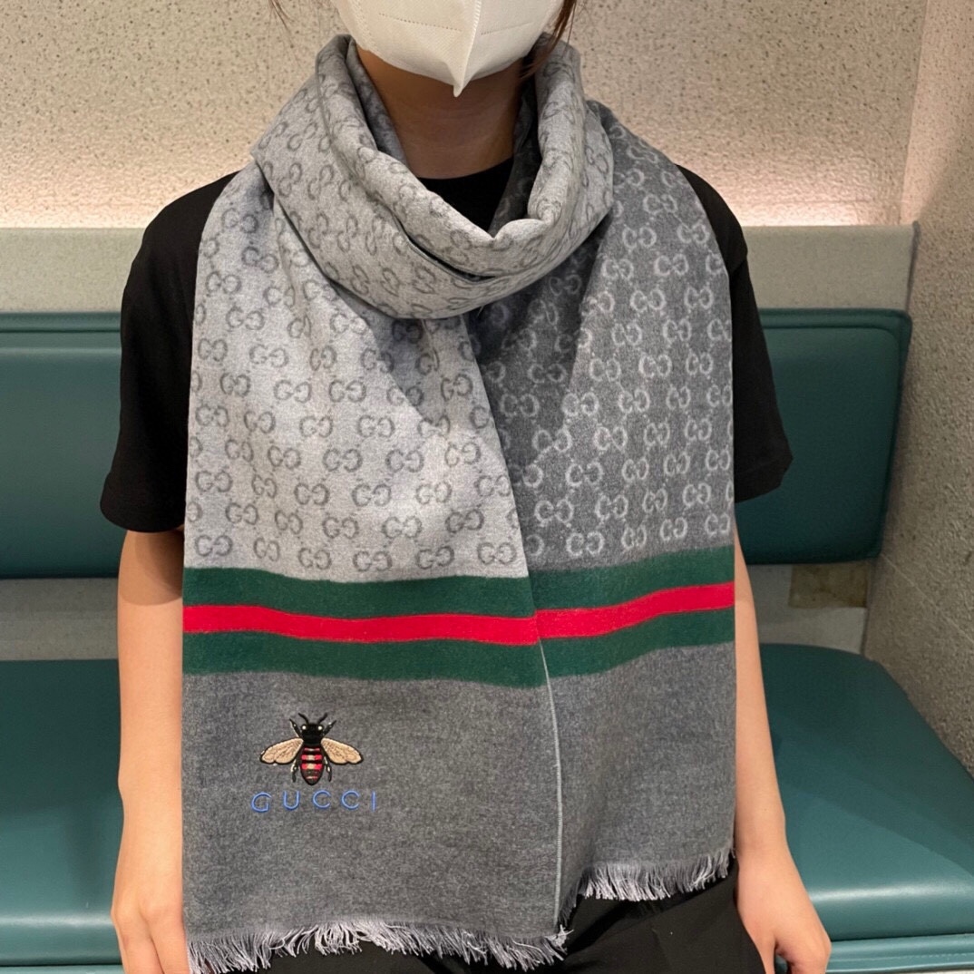 NO:187385,The latest style of the counter is coming to the top color weaving process. This process is only available in the real OEM factory. Top cashmere scarf. High-end products. Fashion brand colors are super positive, super soft, warm and skin-friendly. Simple plain colors are very elegant. It is really rare. The 32*180cm size long scarf is definitely a high-end quality that is slow to use. Wear it, you can go to the major counters for a walk with confidence. High-version scarf, high-version scarf.19860909专柜最新款古奇火爆来袭顶级色织工艺此工艺只有大牌纯正代工厂才有的工艺顶级羊绒围巾高尖端产物时尚大牌颜色超正超级柔软保暖亲肤,简单的素色非常大气..真的是臻品罕见.32*180cm尺寸长巾绝对是手慢无的高端精品戴着它可以放心的去各大专柜遛弯哦,高版本围巾,高版本围巾,scarf