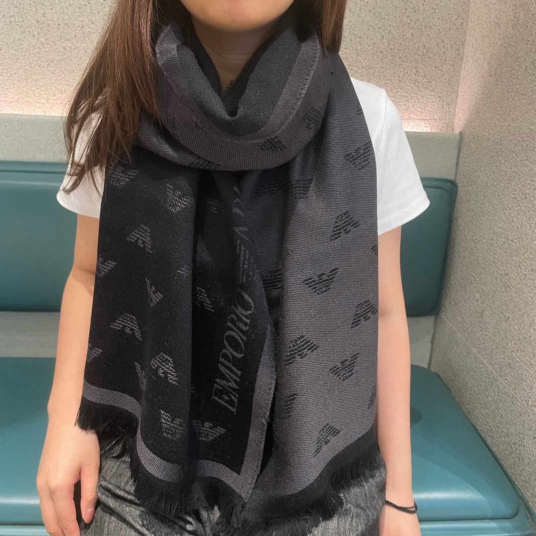 NO:188032,Armani's latest men's scarf is generous and simple. It is the only pursuit of successful men. Classic pattern matching LOGO design. Fashion tones are full of steady atmosphere. Meet all your requirements for fashion and quality. Size 180x35 high-version scarf, high-version scarf, armani, armani19860909阿玛尼（ARMANI）最新男士围巾 大方 简约 是成功男士不二追求 经典图案搭配LOGO设计 时尚色调 充满了稳重的氛围 满足你对时尚跟品质的所有要求,尺寸180x35高版本围巾,高版本围巾,armani,armani,scarf