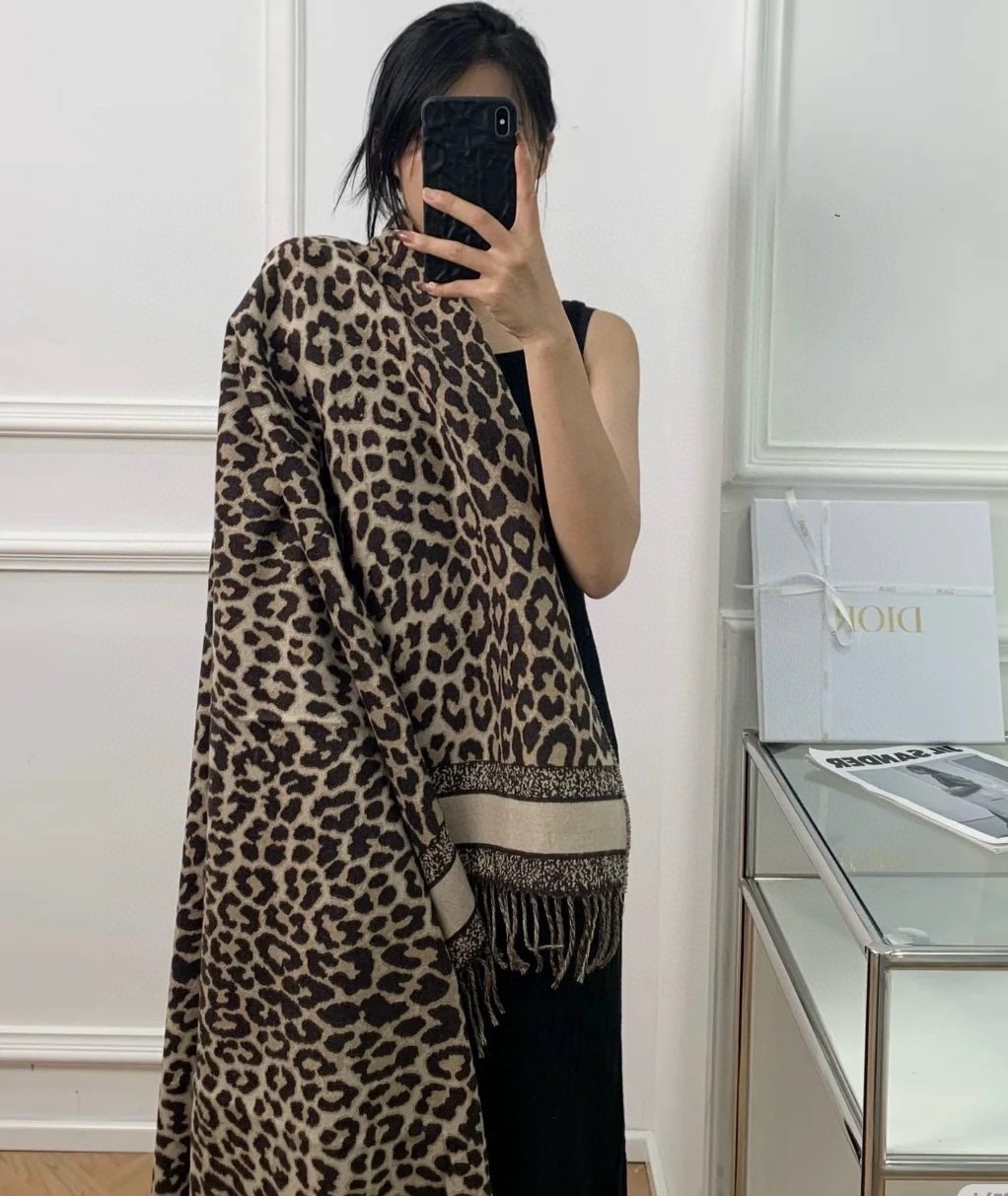 NO:188033,The best NO.1 in China~ It will be popular in the purchasing circle. This year's big shawl is really popular because the actual product is really shocking. It is absolutely good to have good things. Dior's latest presbyopic elements big shawl. Cover blankets. Blankets are still relatively rare. The new style that has just been released will soon be popular in a few weeks. This year's big shawl is really popular. It can be used as a small coat or a small blanket. It has a concave shape and keeps warm. Dior's latest autumn and winter style. Believe me, I am really a warm big sheep!  The quality is invincible, using large-size cashmere wool fabric (original fabric). You should feel the quality strongly when you look at the pictures. The jacquard presbyopia on it is very clear, like the printed one, the welfare price feedback, it can be wrapped, it can be worn, it can be tied soft and warm~ It is very thick and warm enough, every woman will fall in love with her old pattern, the real thing is really a warm big sheep, and the key is that it is so high and very rare. The top cashmere wool with a high appearance is very rare. It looks good no matter how you surround it, it will definitely feel that it is worth a high-quality scarf, high-version scarf, dior, jackets & coats, blankets, shawls19860909国内最好NO.1~即将火爆代购圈,今年大披肩真的好火爆,因为实物真的很震撼,绝逼好东西Dior最新老花元素大披肩.盖毯.毛毯现在晒图的还比较少,刚出的新款,等再过几周马上会刷爆了今年真的蛮流行大披肩的,完全可以当一件小外套也可以当小盖毯,凹造型又保暖Dior最新秋冬款,相信我,真心是温暖大绵羊！品质无敌赞,采用大尺寸羊绒羊毛面料(原版面料),你们看图片应该能强烈的感受到品质非同一般,上面的提花老花非常清晰,像印上去的一样福利价格回馈,可围可披可系软糯保暖~很厚实一条足够温暖,每个女人都会爱上Ta吧老花纹很有特色,实物真的是温暖的大绵羊一样给人安全感,关键颜值还这么高特别特别罕见的一款*cm(含须长)顶级羊绒羊毛.随便怎么围都好看,收到绝对觉得值高版本围巾,高版本围巾,dior,jackets & coats,blankets,shawls,scarf