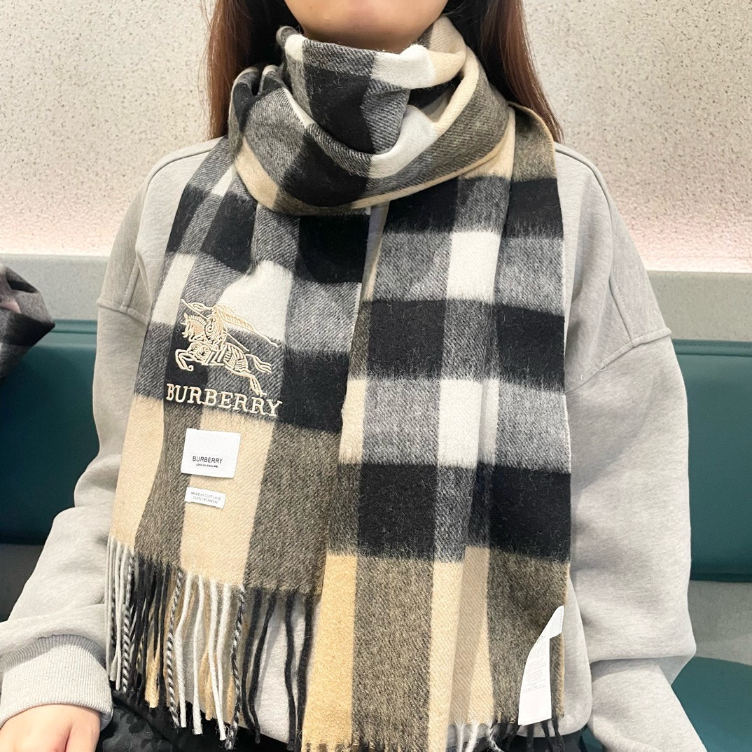 NO:188057,The popular product is available. Couple model B-home [Classic War Horse] Exclusive cow product. Luxury is all in the size. High-end quality with super high cashmere quality will be favored by this brand. This boutique is a rare scarf knitted on the market. It is really a super high-end product. Only this big brand will have every color. Every color is a great love. Good product that sells one less. Imported knitted cashmere size 180*32 high-version scarf, high-version scarf19860909爆款上新 情侣款B家【经典战马】独家牛货 奢华尽在尺寸之间,高端品质具有超高羊绒品质才会被此品牌青睐这种精品是市场上及其少见的围巾针织,真是超级高端货只有这种大品牌才会拥有每色都是大爱每色都留.卖一条少一条的好货 进口针织羊绒 尺寸180*32高版本围巾,高版本围巾,scarf