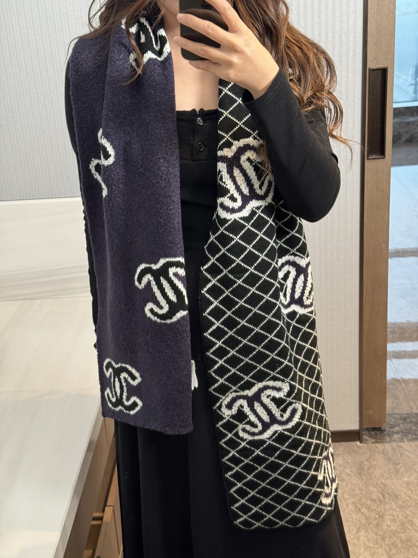 上新香奈儿围巾新款菱格配色很经典私流️简约大气主打色！穿搭非常好搭配随便一搭就是气场爆棚话不用多说细节品