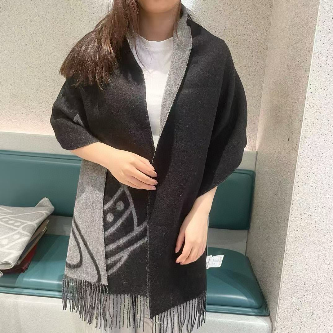 NO:188479,The favorite Saturn of the British punk godmother 