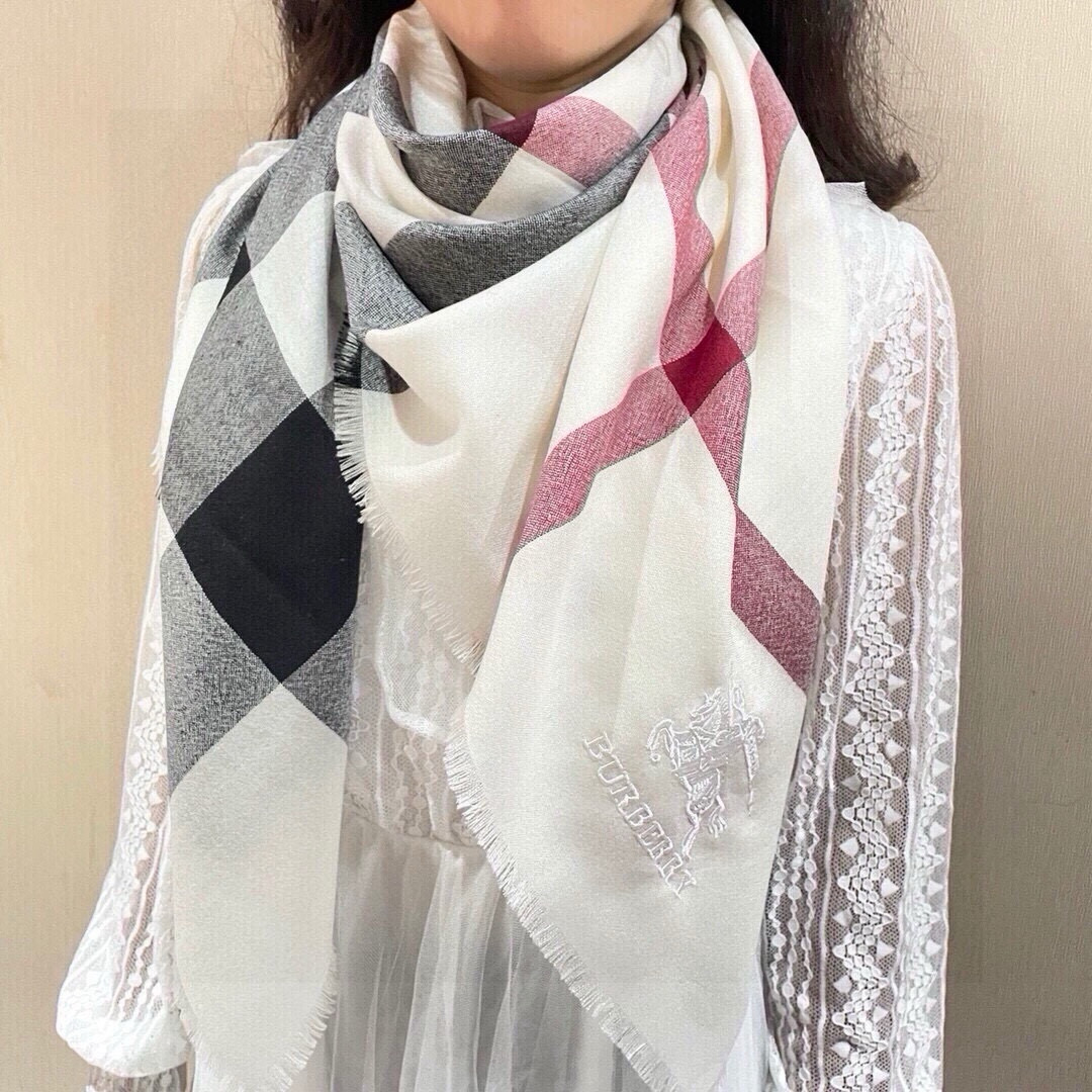 NO:188485,Burberry classic counter style, counter synchronization, ultra-thin cashmere lattice square scarf is delivered in stock in seconds, and the wardrobe must-have classic VIP recommendation!  !  !  Early autumn classic Bag Cashmere Bag Square Scarf is soft to the touch, novel in shape, and a must-have for classic and popular products. Close your eyes and you will know that this is a limited edition of Burbeery's classic series. This quality is something you can't touch even if you visit all over China. Super soft fabrics are essential for gifts, not to mention your own use. The feel is full of drape, whether it is the exquisiteness of the encryption area or the appearance of the scarf, quality, everything is just to let you have a good scarf specification 120*120cm. High-version scarf, high-version scarf, burberry, burberry19860909巴宝莉Burberry 经典专柜款、专柜同步 超薄羊绒格子方巾现货秒发 衣柜必备经典款VIP推荐！！！早秋经典巴格羊绒巴格方巾 触感柔软,格型新颖,经典流行必备佳品.闭着眼睛都知道这是burbeery的经典系列限量款.这种品质你逛遍全china都摸不到的玩意,超级柔软的面料,送礼必备,自用更不用多说了,.手感垂感爆棚, ,无论是加密区的精致,还是围巾成品卖相,品质,一切的一切只为了让你拥有一条好围巾规格120*120cm 材质羊绒高版本围巾,高版本围巾,burberry,burberry,scarf