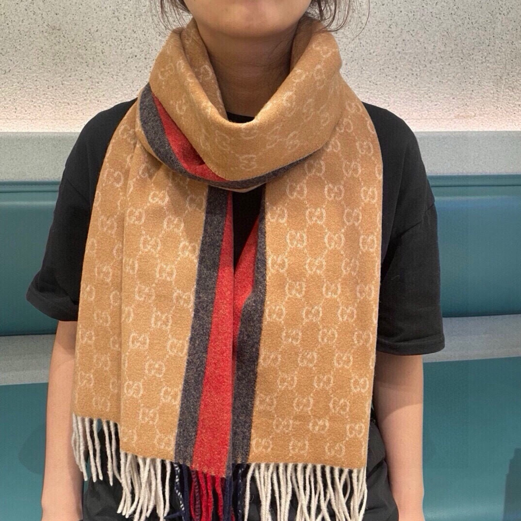 NO:188480,Gucci · Gucci classic cashmere shawl scarf has a hard product. It is arranged in a very simple way. The original order of genuine export has been delivered. One of them has just passed the customs and went straight to the UK. The last batch is still in urgent production. I don’t want to describe this kind of goods anymore. It is a must-have for ten thousand years. It is universal for men and women. The buyer takes away some of the goods. The fabric cashmere feels soft and not heavy. It is super warm and skin-friendly. It is low-key and luxurious. Every color is so love-explosive that every color must be arranged. Such a good price, I missed the broken brain size 70*200cm high-version scarf, high-version scarf, gucci, shawls19860909Gucci · 古奇经典羊绒披肩围巾来个硬货.麻溜的安排上.纯正出口原订单已经交货一批,其中一批刚过海关,直蹦英国.最后一批还在紧急生产中.这种货已经不想多描述了,万年必备款.男女通用.买手带走一部分.面料羊绒.手感软糯,不厚重.超级保暖亲肤.及其低调奢华每个色都是爱到爆炸每色必须安排上.这么好的价位,错过敲烂脑壳儿size70*200cm高版本围巾,高版本围巾,gucci,shawls,scarf
