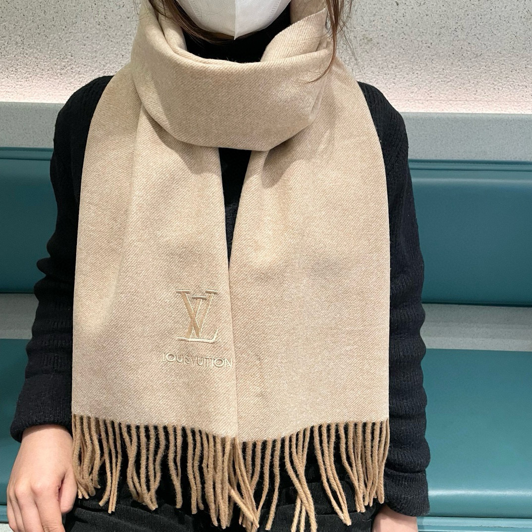 NO:188484,Original single quality batch!  The best donkey in the imperial palace!  The autumn and winter counter is on sale. Top cashmere long scarf. It is combined with exquisite and simple patterns to form a classic LV pattern. It is extremely beautiful. It is really the upper body that makes the skin look versatile. It looks good or not. You don’t have to doubt the quality!  180*32cm, cashmere!  High-version scarf, high-version scarf, louis vuitton, louis vuitton19860909原单品质批！御用殿堂级极品驴！秋冬专柜在售 顶级羊绒长巾.配以精美简约图案组合成经典LV图案 美丽至极 真的 上身极为衬肤色 百搭 好看不好看自己看吧 品质不用质疑 ！180*32cm,羊绒！高版本围巾,高版本围巾,louis vuitton,louis vuitton,scarf