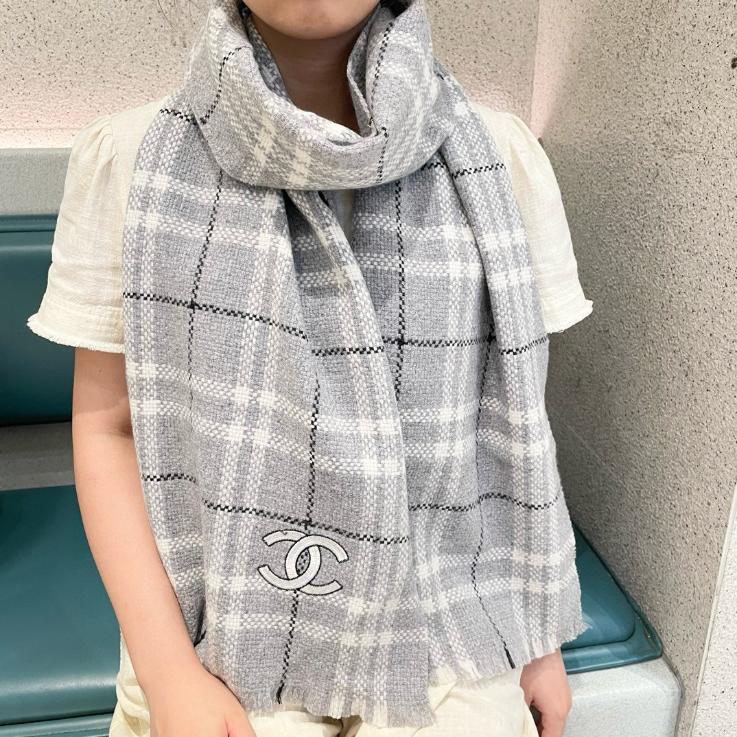 NO:188486,The latest style of Chanel counter [top cashmere scarf] hits the real thing, the real thing is beautiful, the embroidered shawl with exquisite logo, the color matching of the whole scarf is very in place, the details can be seen, the entire shawl scarf gives people a big brand aura and is very exquisite and high-end VIP recommended, which is definitely worth buying, the new 32X200cm high-version scarf, high-version scarf, chanel, shawls19860909香奈儿专柜最新款【顶级羊绒围巾】爆款哦 实物真心美 披肩配以精美logo的刺绣整条围巾颜色的搭配都非常到位细节都可见整个披肩围巾给人大牌气场的同时又非常精致高端VIP推荐绝对值得入手的新款32X200cm高版本围巾,高版本围巾,chanel,shawls,scarf