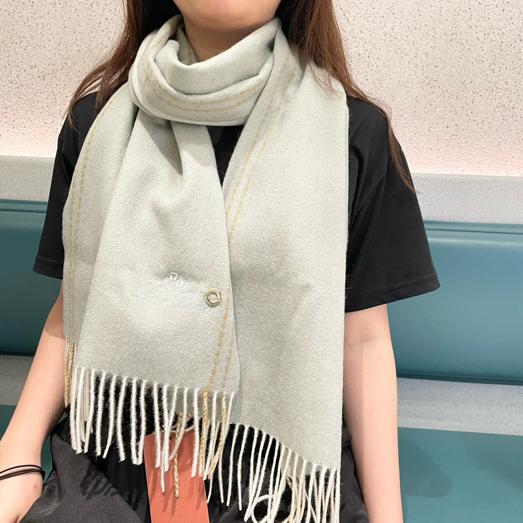 NO:188490,LP top original single [LP striped long scarf] high-end products are presented with a heavy weight, unprecedented, pure cashmere, which feels so good that it is definitely another slow-handed one. The craftsmanship is imported, very classy, ​​low-key and small luxury. Size 32*200cm Imported pure cashmere knitted high-version scarf, high-version scarf, loro piana19860909LP极品原单【LP条纹长巾】高尖端产物重磅呈现 ,绝无仅有 史无前例 纯山羊绒 手感好到爆绝对又是一款手慢无 工艺上采用的是进口,非常显档次,低调中带着小奢华.尺寸32*200cm 进口纯羊绒织就高版本围巾,高版本围巾,loro piana,scarf