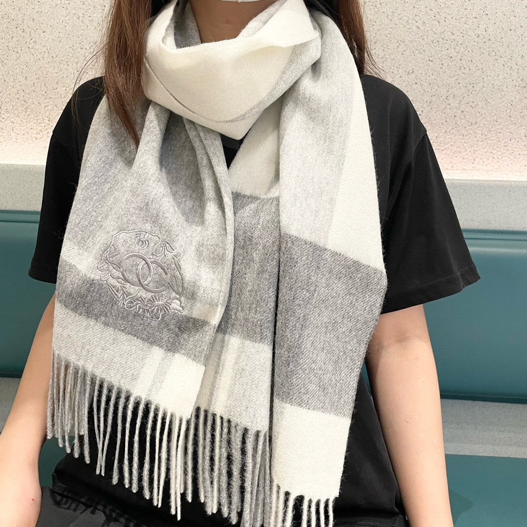 NO:188633,The latest style of Chanel counter [top cashmere scarf] hits the real thing, the real thing is beautiful, the embroidered shawl with exquisite logo, the color matching of the whole scarf is very in place, the details can be seen, the entire shawl scarf gives people a big brand aura and is very exquisite and high-end VIP recommended, which is definitely worth buying, the new 32X180cm high-version scarf, high-version scarf, chanel, shawls19860909香奈儿专柜最新款【顶级羊绒围巾】爆款哦 实物真心美 披肩配以精美logo的刺绣整条围巾颜色的搭配都非常到位细节都可见整个披肩围巾给人大牌气场的同时又非常精致高端VIP推荐绝对值得入手的新款32X180cm高版本围巾,高版本围巾,chanel,shawls,scarf