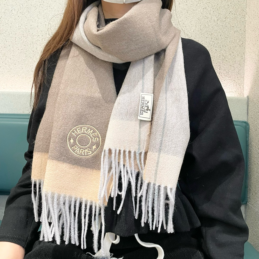 NO:188654,New Hermes men's and women's scarves are bought and cherished~ They are all export orders, so it is difficult to find something that is exquisite and exquisite. You must collect this H-home women's scarf. The style is very feminine and the charm is very Classical in the men's and women's styles. The classic and large-scale material uses customer-supplied cashmere, which is very delicate and soft, very beautiful. The upper body effect is invincible, beautiful, elegant and simple, super beautiful color scheme, any boy and girl will like, the small logo is very exquisite and has a texture but not ostentatious~~ It is very suitable to match with formal wear or casual wear~ It is completely OK to fold or circle around, gentleman and stylish ~ with warm demeanor. Material cashmere, size 32x200 high-version scarf, high-version scarf, christian louboutin, hermes19860909上新爱马仕男女款围巾且买且珍惜~都是出口订单所以比较难遇东西讲究少而精好看的一定要收这款H家女士围巾,款式很有女性魅力是男女款里非常Classical的设计,经典大方面料采用的是客供的羊绒细腻柔软度都非常的好,非常漂亮.上身效果无敌好看大气简约,超级好看的配色,任何男生女生都会喜欢的款吧小小Logo非常精致的点缀有质感不张扬~~搭配正装或者搭配休闲装都很合适~对折挂围或者绕圈围都完全可以,绅士有型~有温度的风度.材质羊绒,尺寸32x200高版本围巾,高版本围巾,christian louboutin,hermes,scarf
