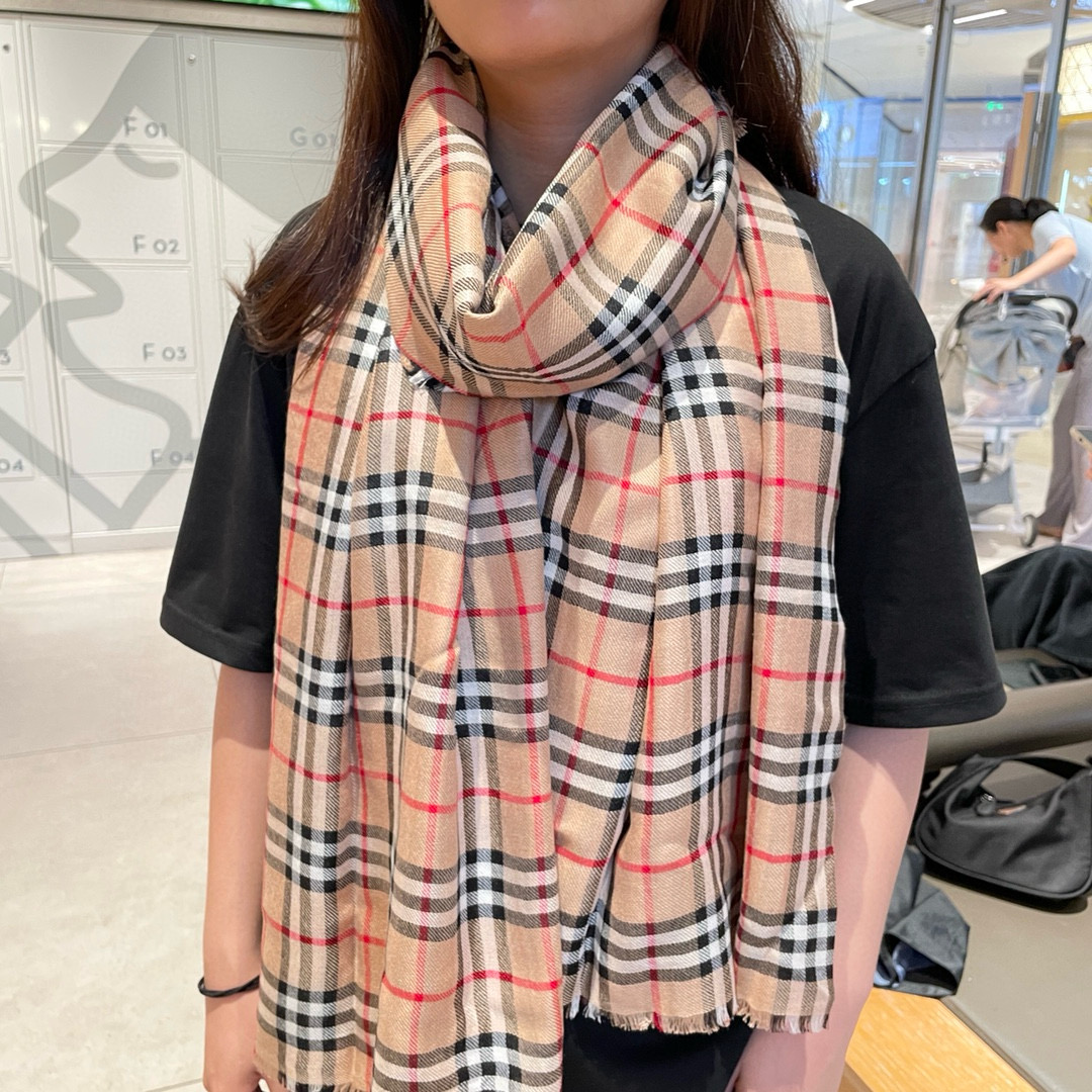 NO:188657,Get the new Burberry model and grab the top original order. The authentic and beautiful top high-end goods [absolutely worth collecting] Chanel's beautiful and versatile counter is limited. It is difficult to order the top imported cashmere when you are rich. The quality of gold and silver thread is high and the quality is high for people to use. The absolute high-end exclusive real-life shooting!  What you see and get, the color is super good, the top quality goods are not waiting for anyone, the special channel goods are sold without the other one, and the absolute top quality goods are the rhythm of the counter 90*200, the top quality imported cashmere is recommended. High-quality scarves, high-quality scarves, burberry, chanel19860909巴宝利新款到手慢抢顶级原单正品旷世绝美顶级高端货【绝对值得珍藏】香奈儿绝美百搭款专柜限量哦有钱都很难订到顶级进口客供山羊绒,金银线镶边品质上乘送人自用绝对高大上独家实物拍摄！所见所得,颜色超正顶级好货不等人,特殊渠道货卖一个少一个绝对的顶级好货,任何一个细节都是专柜的节奏90*200顶级进口客供山羊绒重磅推荐高版本围巾,高版本围巾,burberry,chanel,scarf