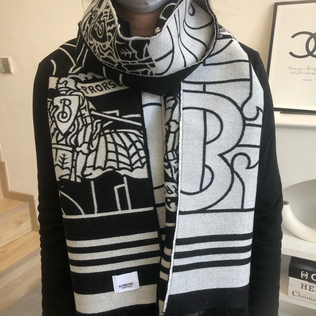 NO:188663,Burberry's latest model full of magnificent TB series limited edition double-sided jacquard scarf shawl, same style for men and women, low-key and not exaggerated, truly high-end quality. It is produced in Scottish workshops, decorative jacquard worsted brand exclusive logo pattern. The fabric is soaked in the clear spring water of the Scottish Highlands, and then uses the velvet-grain brushing process to carefully create a soft touch. The double-sided and two-color high-definition jacquard, the interspersed woven design adds some fun. This model is really the more you look at, the more fashionable it becomes, both men and women can wear it, and can be matched with a couple style. This craft is not woven by ordinary factories. Original goods, specifications of 33*188cm high-version scarf, high-version scarf, burberry, shawls19860909巴宝莉最新款牛气满满TB系列限量款双面提花围巾小披肩,男女同款,低调不浮夸,真正高端精品 产自苏格兰工坊,装饰提花精纺的品牌专属标识图案.面料在苏格兰高地清泉水中浸泡涤荡,再采用起绒草拉绒工艺,悉心打造出柔软触感.双面双色高清提花,穿插的编制设计增加了一些趣味性,这款真是越看越爱,越看越时髦男女都可以戴,可以搭配情侣款,这种工艺并不是一般工厂可以织造的,原厂的货,规格33*188cm高版本围巾,高版本围巾,burberry,shawls,scarf