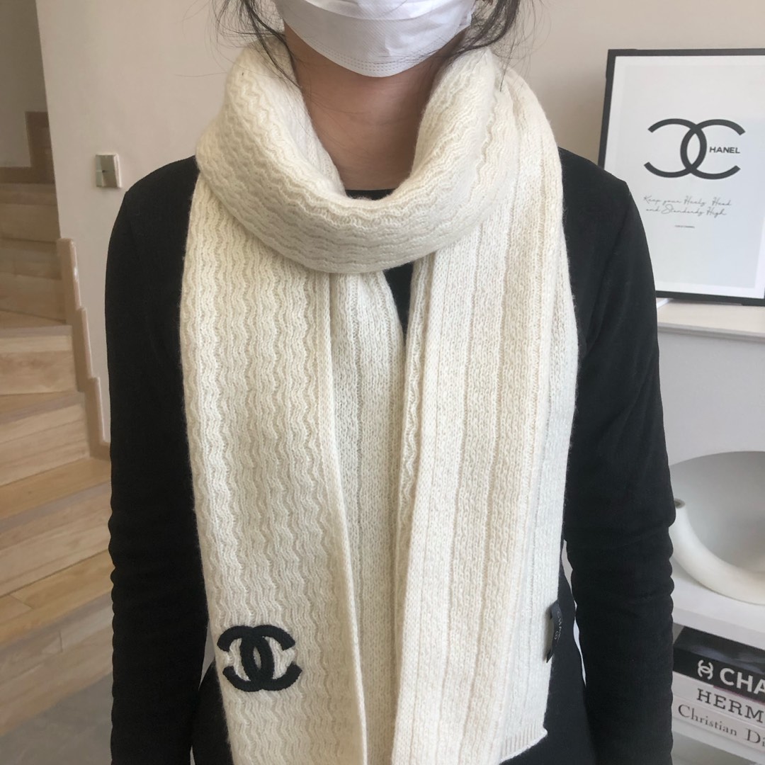 NO:188644,The latest style of Chanel counter [top cashmere scarf] is popular. The real thing is really beautiful. The shawl is matched with exquisite color. The color of the whole scarf is very in place. The details can be seen. The entire shawl scarf gives people a big brand aura and is very exquisite. High-end VIP recommendations are definitely worth buying. The new 38X200cm high-version scarf, high-version scarf, chanel, shawls19860909香奈儿专柜最新款【顶级羊绒围巾】爆款哦 实物真心美 披肩配以精美整条围巾颜色的搭配都非常到位细节都可见整个披肩围巾给人大牌气场的同时又非常精致高端VIP推荐绝对值得入手的新款38X200cm高版本围巾,高版本围巾,chanel,shawls,scarf