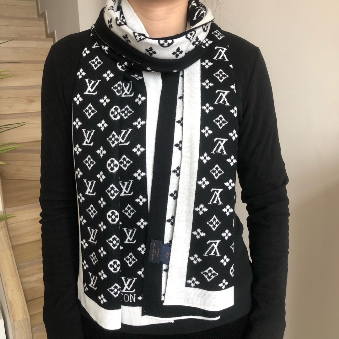 NO:188647,Newly recommended new models with high volume recommendations on LV official website latest model knitted cashmere material is very warm, soft and skin-friendly, without tying the neck classic plain scarf design for men and women universal couples size 32*180cm men and women choose their own color they like everyone should have an LV scarf, high-version scarf, louis vuitton19860909怒推走量新款重磅推荐LV官网最新款 针织羊绒材质非常保暖 柔软亲肤,不扎脖经典素色围巾设计男女通用情侣款尺寸32*180cm男女各自选择自己中意的颜色人人都应该拥有一条LV围巾高版本围巾,高版本围巾,louis vuitton,scarf