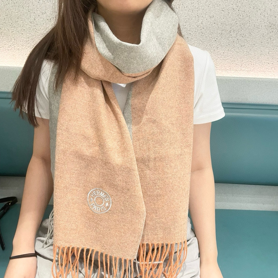 NO:188650,New Hermes men's and women's scarves are bought and cherished~ They are all export orders, so it is difficult to find something that is exquisite and exquisite. You must collect this H-home women's scarf. The style is very feminine and the charm is very Classical in the men's and women's styles. The classic and large-scale material uses customer-supplied cashmere, which is very delicate and soft, very beautiful. The upper body effect is invincible, beautiful, elegant and simple, super beautiful color scheme, any boy and girl will like, the small logo is very exquisite and has a texture but not ostentatious~~ It is very suitable to match with formal wear or casual wear~ It is completely OK to fold or circle around, gentleman and stylish ~ with warm demeanor. Material cashmere, size 32x200 high-version scarf, high-version scarf, christian louboutin, hermes19860909上新爱马仕男女款围巾且买且珍惜~都是出口订单所以比较难遇东西讲究少而精好看的一定要收这款H家女士围巾,款式很有女性魅力是男女款里非常Classical的设计,经典大方面料采用的是客供的羊绒细腻柔软度都非常的好,非常漂亮.上身效果无敌好看大气简约,超级好看的配色,任何男生女生都会喜欢的款吧小小Logo非常精致的点缀有质感不张扬~~搭配正装或者搭配休闲装都很合适~对折挂围或者绕圈围都完全可以,绅士有型~有温度的风度.材质羊绒,尺寸32x200高版本围巾,高版本围巾,christian louboutin,hermes,scarf