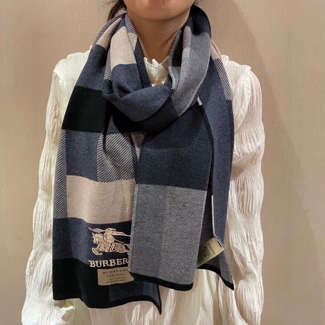 NO:188655,The hot-selling couple model B home [Classic War Horse] Exclusive cow product Luxury is all in the size, high-end quality with super high cashmere quality will be favored by this brand. This boutique is a rare scarf knitted on the market. It is really a super high-end product. Only this big brand will have every color, love and keep every color. Good goods sold one less. Imported knitted cashmere size 180*32 high-version scarf, high-version scarf19860909爆款上新 情侣款B家【经典战马】独家牛货 奢华尽在尺寸之间,高端品质具有超高羊绒品质才会被此品牌青睐这种精品是市场上及其少见的围巾针织,真是超级高端货只有这种大品牌才会拥有每色都是大爱每色都留.卖一条少一条的好货 进口针织羊绒 尺寸180*32高版本围巾,高版本围巾,scarf