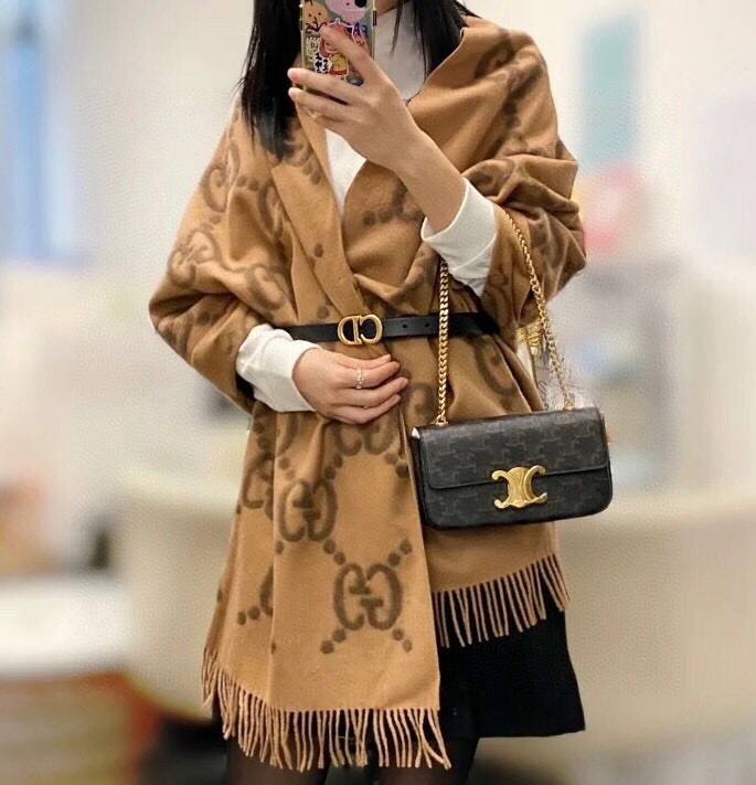 NO:188662,Gucci · Gucci classic cashmere shawl scarf has a hard product. It is arranged in a very simple way. The original order of genuine export has been delivered. One of them has just passed the customs and went straight to the UK. The last batch is still in urgent production. I don’t want to describe this kind of goods anymore. It is a must-have for ten thousand years. It is universal for men and women. The buyer takes away some of the goods. The fabric cashmere feels soft and not heavy. It is super warm and skin-friendly. It is low-key and luxurious. Every color is so love-explosive that every color must be arranged. Such a good price, I missed the broken brain size 70*200cm high-version scarf, high-version scarf, gucci, shawls19860909Gucci · 古奇经典羊绒披肩围巾来个硬货.麻溜的安排上.纯正出口原订单已经交货一批,其中一批刚过海关,直蹦英国.最后一批还在紧急生产中.这种货已经不想多描述了,万年必备款.男女通用.买手带走一部分.面料羊绒.手感软糯,不厚重.超级保暖亲肤.及其低调奢华每个色都是爱到爆炸每色必须安排上.这么好的价位,错过敲烂脑壳儿size70*200cm高版本围巾,高版本围巾,gucci,shawls,scarf