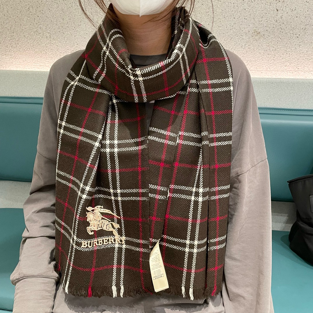 NO:188640,The latest quality of the counter of the burberry deep water ripples classic cashmere plaid scarf counter, currently the counter has been replaced with the classics of the new standard. All the other F products are weak, super heavy water ripples, real material pure cashmere. This export specification has always been our trump reputation series. It must be won and countless fans. Countless sisters have to give themselves a whole one of the best products. Double-sided cashmere has a very clear and beautiful water ripples of 32*180, and a clear and clear water ripples. This good product is only one batch. I really don’t make up for it after selling it. The factory said that this product will not be placed again. The customer provides yarn, dyes, and then sets the color. It will take half a year to toss and turns!  This year, there are not many good things with soft and fluffy feel, luxurious and authentic texture, high-version scarf, high-version scarf, burberry19860909王牌口碑burberry深度水波纹经典羊绒格子围巾专柜最新品相,目前专柜都换上了新标经典中的经典.全品相其他什么F货都弱爆了,超级重磅的水波纹,真材实料纯羊绒这个出口单规格一直是我们王牌口碑系列,必入圈粉无数无数姐妹们怎么都得给自己整一条总之一等一的好货.双面羊绒都有着非常清晰漂亮的水波纹32*180的经典尺寸,清楚明了的水波纹.好货仅此一批.售完真心没有补.一分钱一分货,工厂说了这款不会再下单,客方提供纱线,再染色,再定色,翻来覆去要半年了！今年就这一批,没有多少条手感柔软蓬松,奢华有质感正儿八经的好东西啊高版本围巾,高版本围巾,burberry,scarf