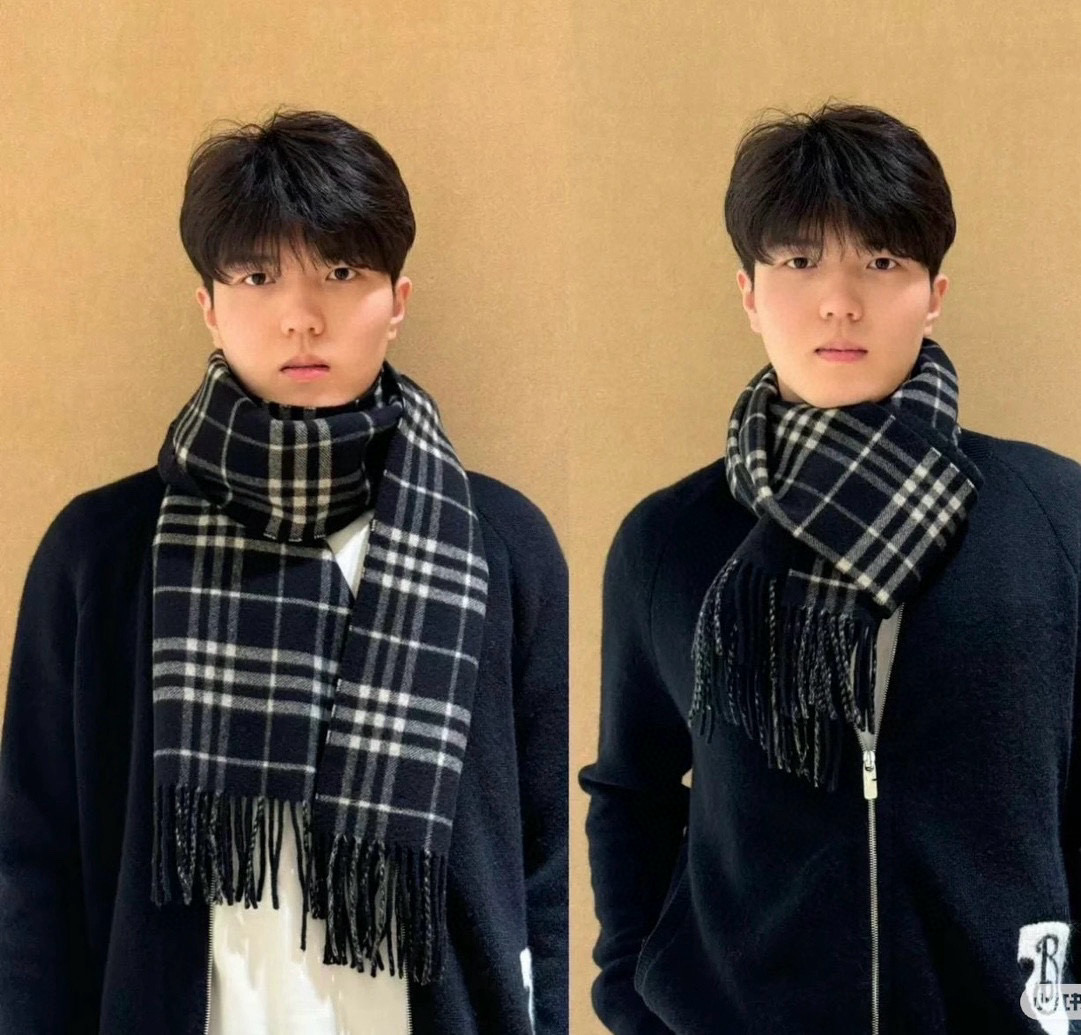 NO:188643,The hot-selling couple model B home [Classic War Horse] Exclusive cow product Luxury is all in the size, high-end quality with super high cashmere quality will be favored by this brand. This boutique is a rare scarf knitted on the market. It is really a super high-end product. Only this big brand will have every color, love and keep every color. Good goods sold one less. Imported knitted cashmere size 180*32 high-version scarf, high-version scarf19860909爆款上新 情侣款B家【经典战马】独家牛货 奢华尽在尺寸之间,高端品质具有超高羊绒品质才会被此品牌青睐这种精品是市场上及其少见的围巾针织,真是超级高端货只有这种大品牌才会拥有每色都是大爱每色都留.卖一条少一条的好货 进口针织羊绒 尺寸180*32高版本围巾,高版本围巾,scarf