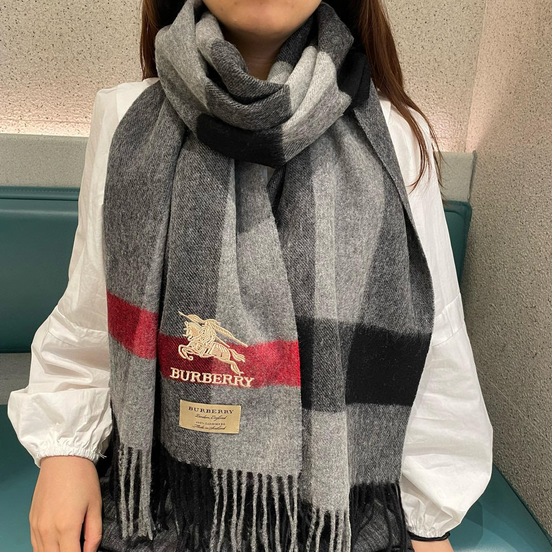 NO:188646,The latest quality of the counter of the burberry deep water ripples classic cashmere plaid scarf counter, currently the counter has been replaced with the classics of the new standard. All the other F products are weak, super heavy water ripples, real material pure cashmere. This export specification has always been our trump reputation series. It must be won and countless fans. Countless sisters have to give themselves a whole one of the best products. Double-sided cashmere has a very clear and beautiful water ripples of 32*180, and a clear and clear water ripples. This good product is only one batch. I really don’t make up for it after selling it. The factory said that this product will not be placed again. The customer provides yarn, dyes, and then sets the color. It will take half a year to toss and turns!  This year, there are not many good things with soft and fluffy feel, luxurious and authentic texture, high-version scarf, high-version scarf, burberry19860909王牌口碑burberry深度水波纹经典羊绒格子围巾专柜最新品相,目前专柜都换上了新标经典中的经典.全品相其他什么F货都弱爆了,超级重磅的水波纹,真材实料纯羊绒这个出口单规格一直是我们王牌口碑系列,必入圈粉无数无数姐妹们怎么都得给自己整一条总之一等一的好货.双面羊绒都有着非常清晰漂亮的水波纹32*180的经典尺寸,清楚明了的水波纹.好货仅此一批.售完真心没有补.一分钱一分货,工厂说了这款不会再下单,客方提供纱线,再染色,再定色,翻来覆去要半年了！今年就这一批,没有多少条手感柔软蓬松,奢华有质感正儿八经的好东西啊高版本围巾,高版本围巾,burberry,scarf