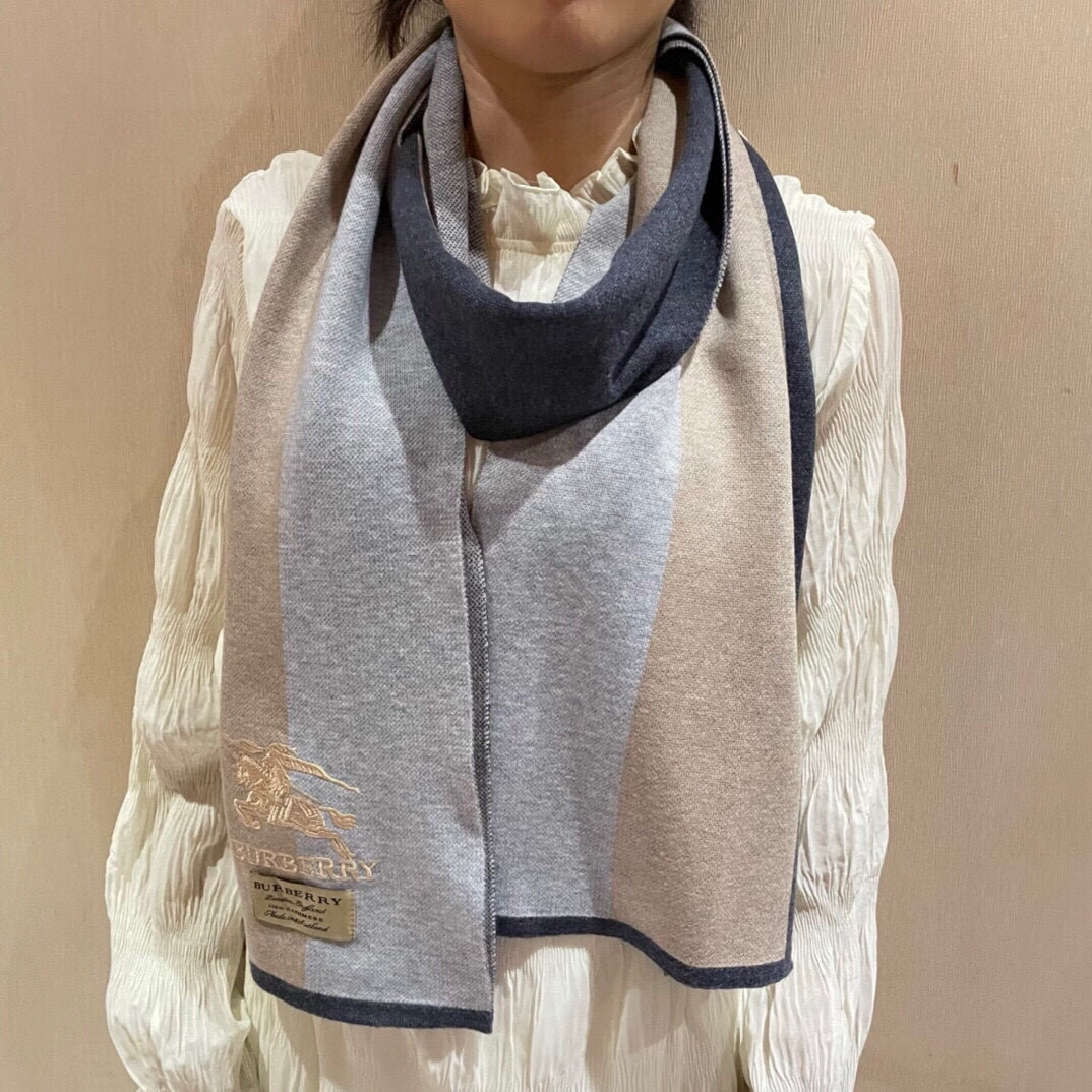 NO:188661,The popular product is available. Couple model B-home [Classic War Horse] Exclusive cow product. Luxury is all in the size. High-end quality with super high cashmere quality will be favored by this brand. This boutique is a rare scarf knitted on the market. It is really a super high-end product. Only this big brand will have every color. Every color is a great love. Good product that sells one less. Imported knitted cashmere size 180*32 high-version scarf, high-version scarf19860909爆款上新 情侣款B家【经典战马】独家牛货 奢华尽在尺寸之间,高端品质具有超高羊绒品质才会被此品牌青睐这种精品是市场上及其少见的围巾针织,真是超级高端货只有这种大品牌才会拥有每色都是大爱每色都留.卖一条少一条的好货 进口针织羊绒 尺寸180*32高版本围巾,高版本围巾,scarf