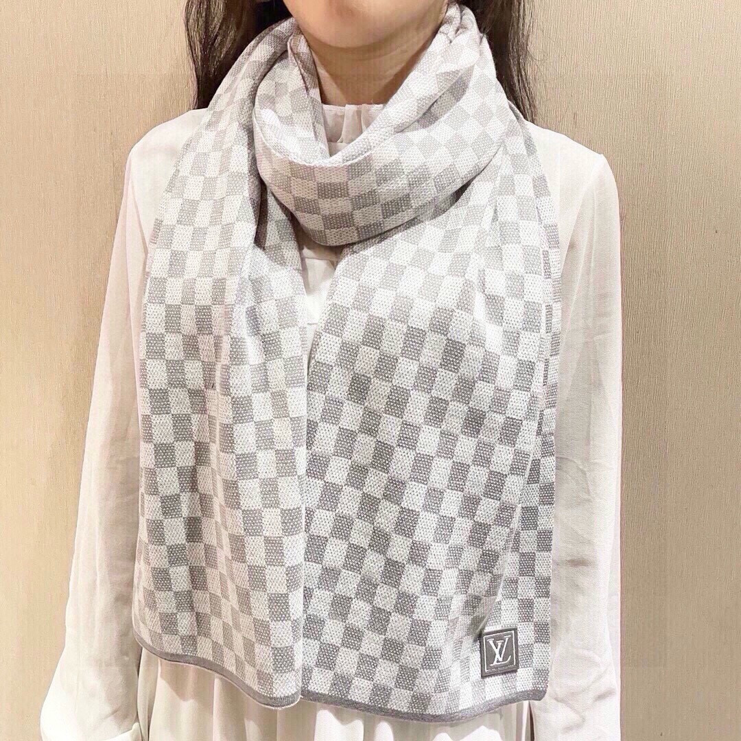 NO:188666,The latest LV in the counter is coming to the top color weaving process. This process is only available in the big brand pure OEM factory. Top knitted and cashmere scarf. High-end products. Fashion brand colors are super positive, super soft, warm and skin-friendly. Simple plain colors are very elegant. It is really rare. The 32*180cm size long scarf is definitely a high-end quality that you can wear and go to the major counters for a walk with confidence. High-version scarf, high-version scarf, louis vuitton19860909专柜最新款LV火爆来袭顶级色织工艺此工艺只有大牌纯正代工厂才有的工艺顶级针织加羊绒围巾高尖端产物时尚大牌颜色超正超级柔软保暖亲肤,简单的素色非常大气..真的是臻品罕见.32*180cm尺寸长巾绝对是手慢无的高端精品戴着它可以放心的去各大专柜遛弯哦,高版本围巾,高版本围巾,louis vuitton,scarf