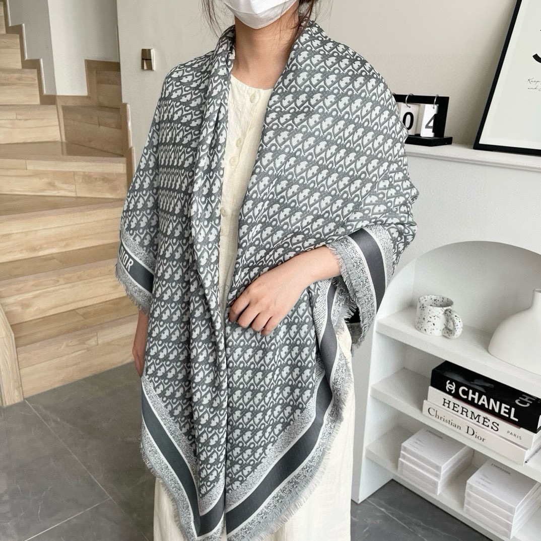 NO:188670,High-version Square Scarf] Dior shawl classic letters with silk-blended gorgeous texture, suitable for ready-to-wear and accessories series. Size 140 x 140cm Fabric 57 wool, 43 silk Dior letter jacquard pattern Full-frame floral high-version scarf, high-version scarf, dior, real silk, shawls19860909高版本 方巾】Dior披肩经典字母搭配丝毛混纺的华美质感,与成衣和配饰系列单品搭配相宜. 尺寸140 x 140cm 面料 57羊毛,43真丝 Dior字母提花织纹 全幅 花卉高版本围巾,高版本围巾,dior,real silk,shawls,scarf