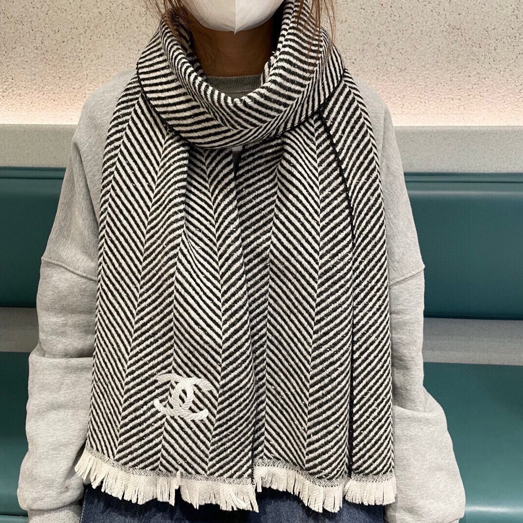 NO:188854,Chanel's new girls are coming out to explode. The black color is really invincible and classic. It's not tacky bleaching. Just the original color, a high-end color scheme with a little rice. ~ 100% pure cashmere~ The specification is 35*180 scarf, which makes people love it and feel as soft as clouds. If you see the real thing, you will know what makes Suo scarf pale, and you will debut in the C position!  The skin is so soft that the heart melts and will not prick at all!  High-version scarf, high-version scarf, chanel19860909香奈儿新款姑娘们出来炸街啦 黑色系色调真的无敌经典了.不是俗气的漂白.就本色调,带点米的高级配色.～百分百纯山羊绒～ 规格35*180围巾,让人爱不释手,触感如云朵般柔软.如果你看到实物,就知道什么是让suo有围巾黯然失色,妥妥的C位出道！ 接触皮肤软到心都化了,一点也不会扎！高版本围巾,高版本围巾,chanel,scarf