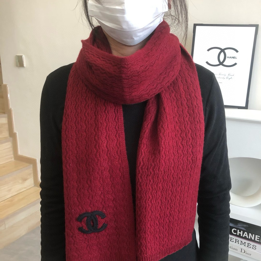 NO:188844,Chanel 2025 counter latest model [top cashmere scarf] hits the real thing, the real thing is beautiful, the combination of the entire scarf is very in place, the details can be seen, the entire shawl scarf gives people a big brand aura and is very exquisite and high-end VIP recommended new 38Xcm high-version scarf, high-version scarf, chanel, shawls19860909香奈儿2025专柜最新款【顶级羊绒围巾】爆款哦 实物真心美 披肩配以精美整条围巾颜色的搭配都非常到位细节都可见整个披肩围巾给人大牌气场的同时又非常精致高端VIP推荐绝对值得入手的新款38Xcm高版本围巾,高版本围巾,chanel,shawls,scarf