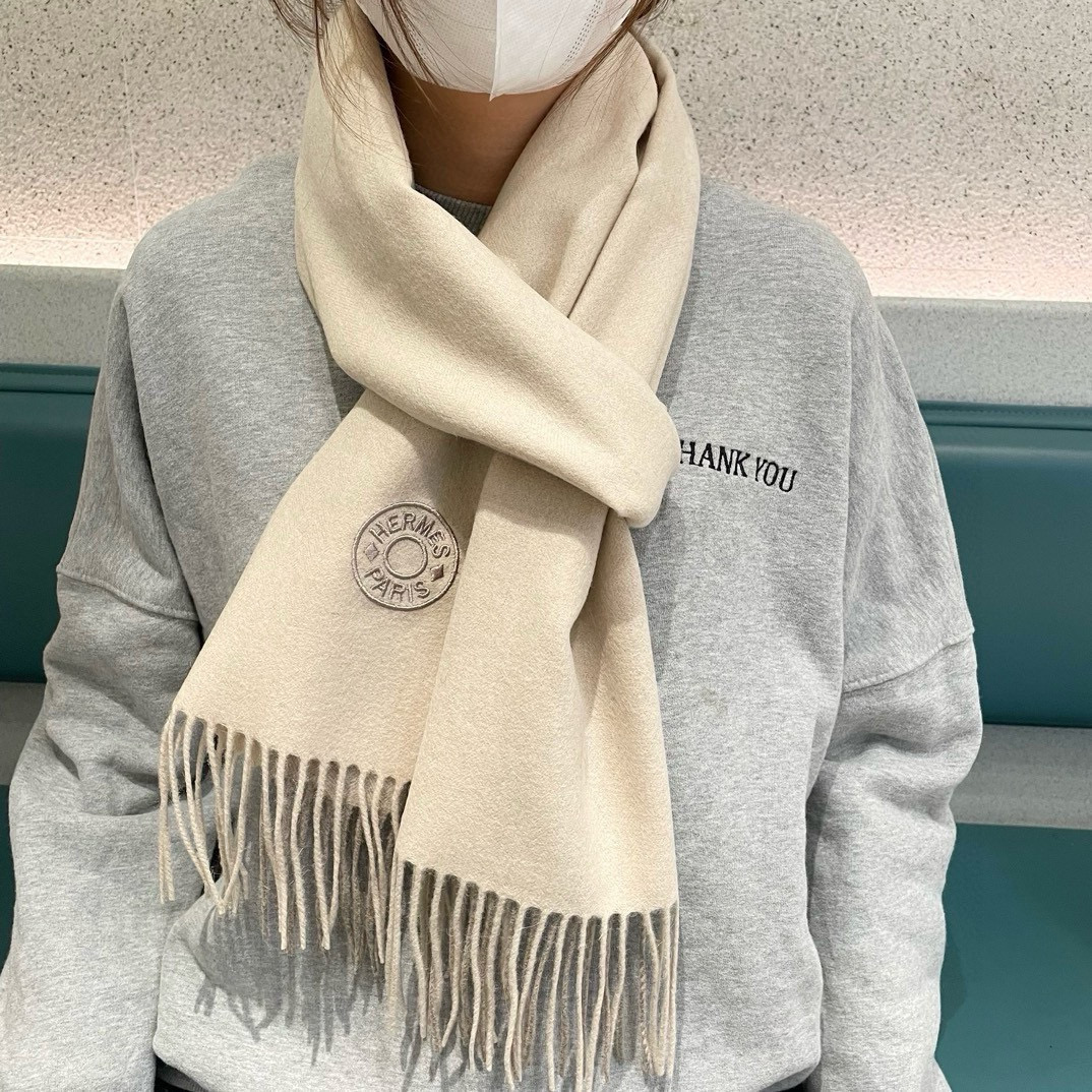 NO:188856,New 2025 Hermes men's and women's scarves are bought and cherished~ They are all export orders, so it is difficult to find something that is exquisite and beautiful. You must collect this H-home women's scarf. The style is very feminine and the charm is very Classical in the men and women's styles. The classic and large-scale material uses customer-supplied cashmere, which is very delicate and soft, very beautiful. The upper body effect is invincible, beautiful, elegant and simple, super beautiful color scheme, any boy and girl will like, the small logo is very exquisitely embellished with texture and not ostentatious~~ It is very suitable to match with formal wear or casual wear~ It is completely OK to fold or circle around, gentleman and stylish~ with warm demeanor. Material cashmere, size 32x high-version scarf, high-version scarf, christian louboutin, hermes19860909上新2025爱马仕男女款围巾且买且珍惜~都是出口订单所以比较难遇东西讲究少而精好看的一定要收这款H家女士围巾,款式很有女性魅力是男女款里非常Classical的设计,经典大方面料采用的是客供的羊绒细腻柔软度都非常的好,非常漂亮.上身效果无敌好看大气简约,超级好看的配色,任何男生女生都会喜欢的款吧小小Logo非常精致的点缀有质感不张扬~~搭配正装或者搭配休闲装都很合适~对折挂围或者绕圈围都完全可以,绅士有型~有温度的风度.材质羊绒,尺寸32x高版本围巾,高版本围巾,christian louboutin,hermes,scarf