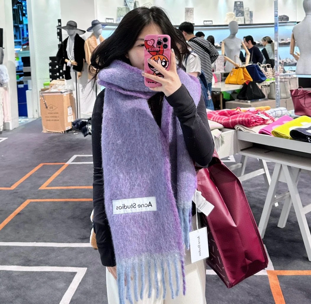 NO:188862,2025 Xiaohongshu is popular ACne brand, classic Big Saturn mohair scarf, British fashion designer, mother of fashion punk!  Fashionable and trendy style, powerful quality, super beautiful design!  The simple and elegant embroidery logo is exquisite. There is no need to worry about not looking good because of the new design of classic elements!  The perfect choice for gifts, fully showing the personality style. The quality is very high-quality jewelry gives people a big brand aura and is very exquisite, making the whole person's level improves several levels. It is definitely worth buying. Size 30*180 high-version scarf, high-version scarf, acne studios198609092025小红书走火爆款 ACne牌子 经典大土星马海毛围巾 英国时装设计师,时装的朋克之母！时尚潮流风格,品质强大,超美的设计！简约大气刺绣Logo精致这个款不用担心不好看,因为经典的元素洋气的新设计！赠礼的完美之选,充分展现个性风范.品质非常整个首饰给人大牌气场的同时又非常精致,让整个人的层次提升好几个level绝对值得入手 尺寸30*180高版本围巾,高版本围巾,acne studios,scarf