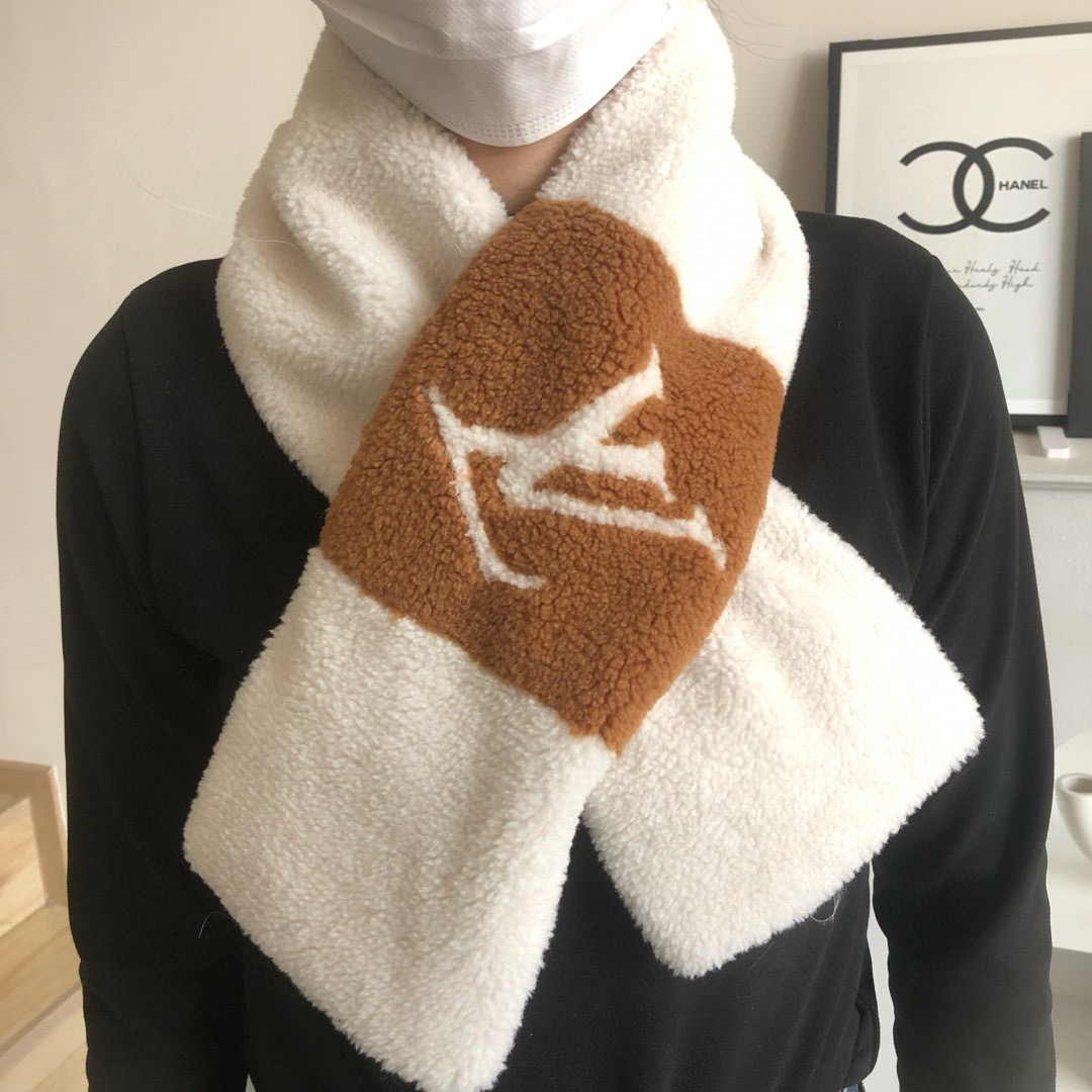 NO:188852,New style shipment] LV Shearling Teddy Scarf Fall and Winter Coat Good Friend!  The latest model, the amount released is not large, basically in seconds, grab it quickly, it is super versatile, 110*17cm. Lamb wool short fur scarf, high-version scarf, high-version scarf, louis vuitton19860909新款出货】LV Shearling泰迪围巾 秋冬大衣好朋友！最新款,,放出来的量不大基本是秒空,这时候抓紧抢,超级百搭,,110*17cm.羔羊毛短皮草围巾高版本围巾,高版本围巾,louis vuitton,scarf