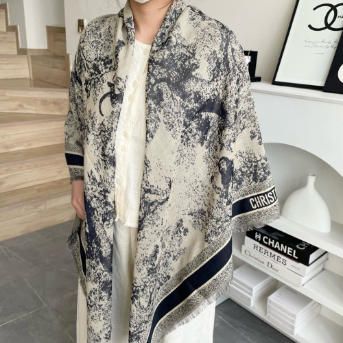 Elegant Animal Pattern Shawl - Soft Wool and Silk Blend - 140 x 140cm 1 Elegant Animal Pattern Shawl - Soft Wool and Silk Blend - 140 x 140cm