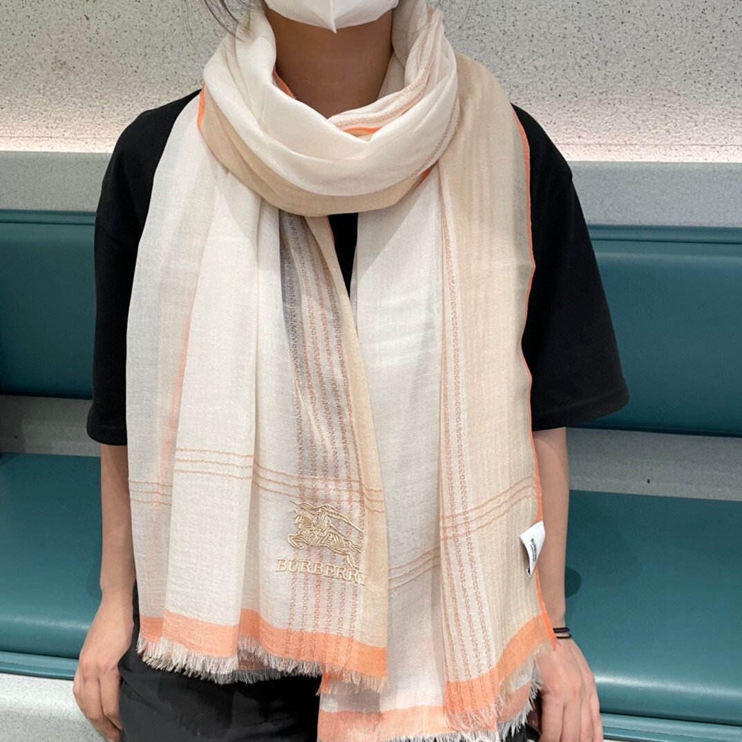 NO:188923,A scarf that will shine. Needless to say, this model is too familiar. The classic double F is a iconic logo that has lasted for a century. This year, the Vintage trend has swept the world. The medieval series has become popular all over the world. For the cutting-edge fashion, you should quickly pack a double F-shaped long scarf. It looks good and versatile... The specifications of 100*200 are very outstanding. It is easy to match it on your body. The moderate price is more suitable for high-volume scarfs, high-volume scarves, burberry19860909会发光发亮的围巾 巴宝利～上新不用说,这个款太熟悉了, 经典的双F是延续了一个世纪的标志性logo,今年Vintage风潮席卷全球～～中古系列全线翻红. 时尚前沿的你赶紧收一条双F标实的长巾吧 好看又百搭…100*200 的规格,随意在身上一搭就很出众,适中的价格更适合跑量高版本围巾,高版本围巾,burberry,scarf