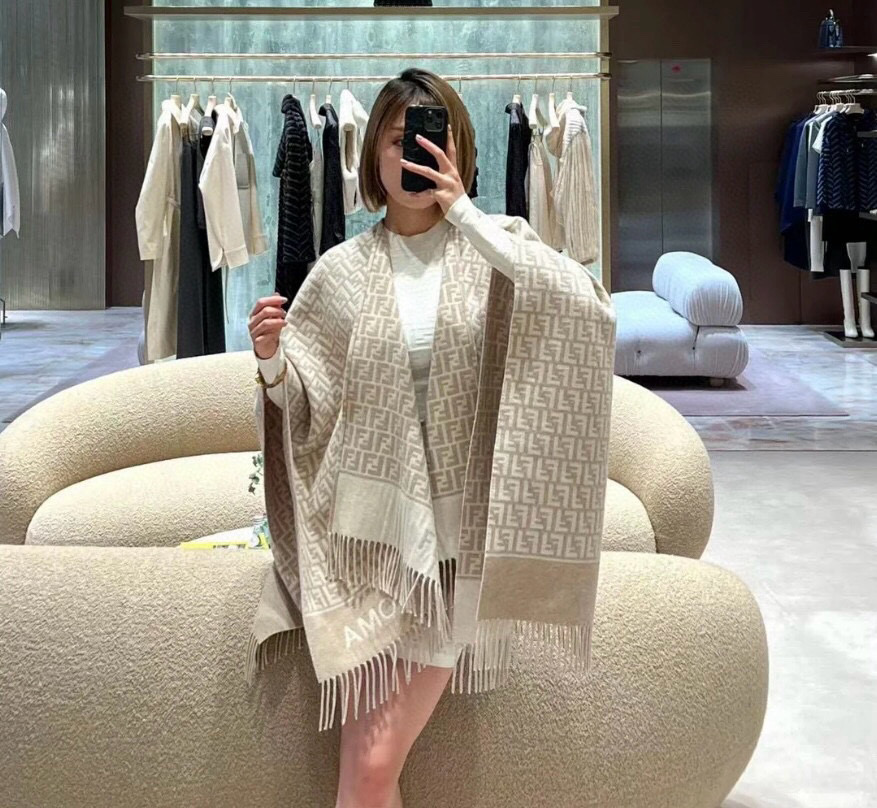 NO:188926,The hot product has come. The latest classic FF letter element wool cloak, the big and top-quality F cloak, the main cloak of the big and top-quality F, the counter is also a very good thing that has just been put on the shelves. The real material is very heavy. This kind of piece is very consuming raw materials. This counter will definitely be out of stock in winter. Nowadays, the FF style is blowing. It is said that many people go to the counter. As long as it is FF, there are all series of purchases. There are also some purchasing agents online. You can check out the lock edges, the collar mark, the curly edges, this small series. Compared with ours, we will buy them exactly the same and you can enjoy it secretly. Even the product number is exactly the same. In short, it is a surprise. Don’t think it’s too small, this specification is getting smaller and smaller, and cherish it. The upper body effect is very powerful!  Pure hand-combed treatment. It is definitely a big deal!  The clear and clear FF letters, the hair is tight and distinct, and the style is very stylish. You can amazing the audience by taking photos with your mobile phone. High-density and exquisite work of big brands is really exquisite and craftsmanship. Specifications: 95 wool 5 silk, 140*140cm high-version scarf, high-version scarf, real silk19860909爆款来了新款免代购极品重磅最新经典FF字母元素羊毛斗篷,大极品F主打的斗篷,专柜也是刚上架的好玩意儿正儿八经的好东西,真材实料非常重磅,这样的一件非常耗原料这个等冬天了专柜绝对也会断货,时下刮起了FF风~~据说很多人去专柜只要是FF都全系列的买网上也有一些代购图了,你们去看看代购实拍图的锁边啊领标啊卷边啊这个小小系列,再对比下我们的,简直一模一样买到偷着乐吧,就连产品编号也是一模一样总之是惊喜.不要嫌少,这种规格越来越少且珍惜.上身效果气场非常强大！纯手工精梳处理.绝对是重磅！清晰明了的FF字母,毛羽紧致分明,版型更是非常有型,用手机拍出来都能惊艳全场高密度精工细作大牌的东西真的非常考究,匠心之作.规格:95羊毛5真丝 ,140*140cm高版本围巾,高版本围巾,real silk,scarf