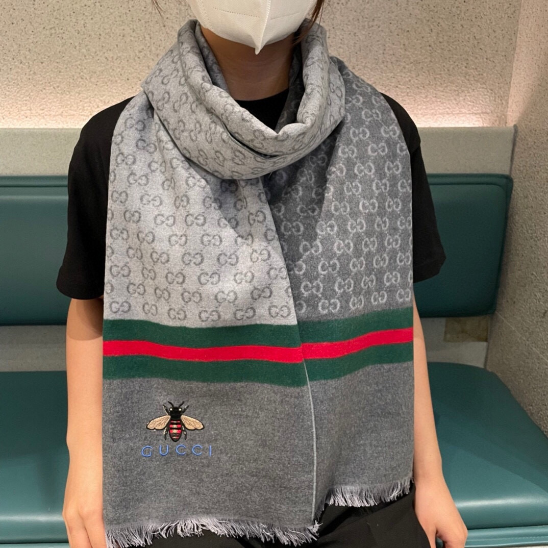 NO:188928,The latest style of the counter is coming to the top color weaving process. This process is only available in the real OEM factory. Top cashmere scarf. High-end products. Fashion brand colors are super positive, super soft, warm and skin-friendly. Simple plain colors are very elegant. It is really rare. The 32*cm size long scarf is definitely a high-end quality that is slow to use. Wear it, you can go to major counters for a walk with confidence. High-version scarf, high-version scarf.19860909专柜最新款古奇火爆来袭顶级色织工艺此工艺只有大牌纯正代工厂才有的工艺顶级羊绒围巾高尖端产物时尚大牌颜色超正超级柔软保暖亲肤,简单的素色非常大气..真的是臻品罕见.32*cm尺寸长巾绝对是手慢无的高端精品戴着它可以放心的去各大专柜遛弯哦,高版本围巾,高版本围巾,scarf