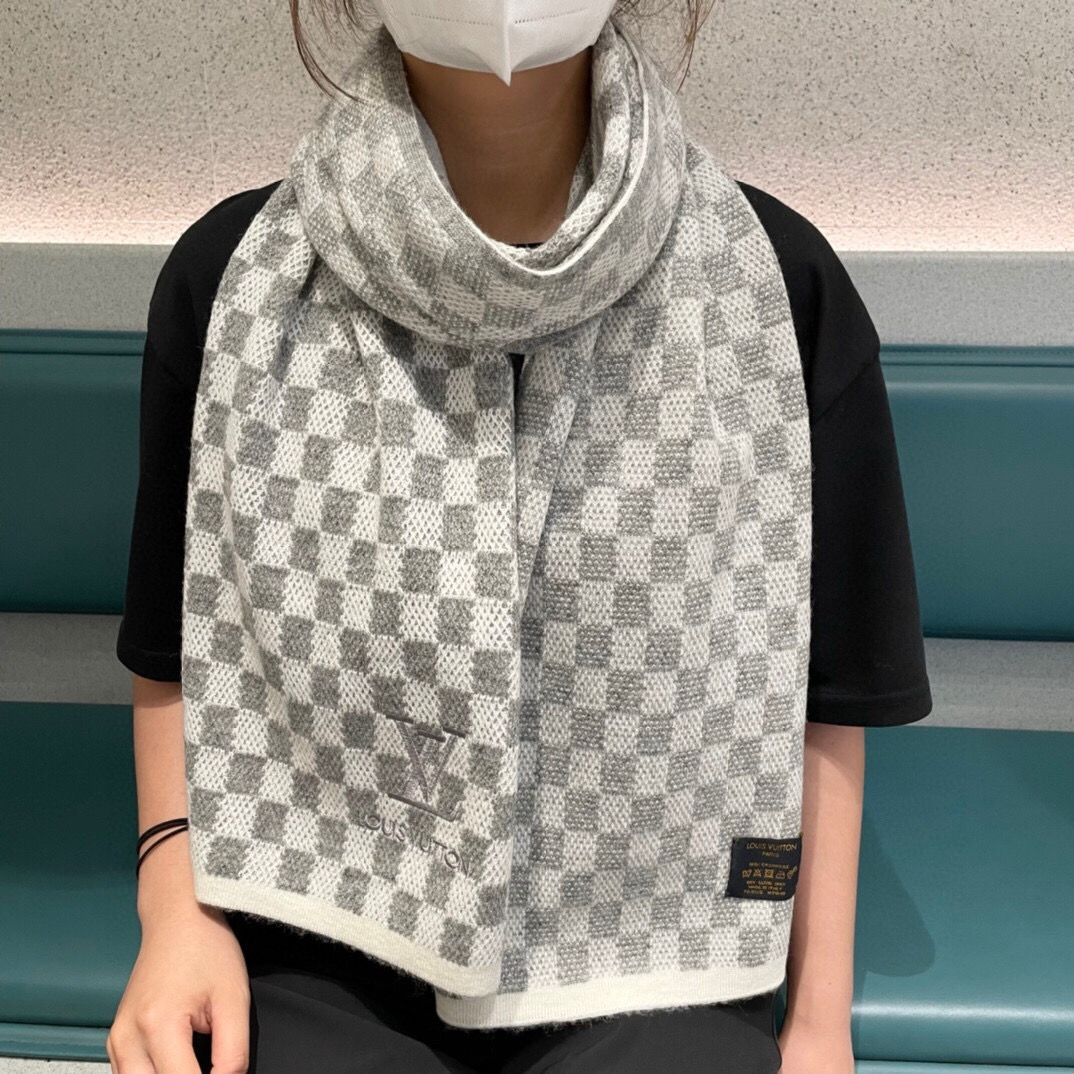 NO:188929,Pure cashmere, hot new products, couples LV, exclusive cow goods, luxury is all between sizes, high-end quality with super high cashmere quality, this brand is favored by this boutique, which is rare in the market, is really super high-end product, only this big brand can have every color, love, every color is left. Good goods sold for one less, imported knitted cashmere size *32 high-version scarf, high-version scarf, louis vuitton19860909纯羊绒 爆款上新 情侣款LV 独家牛货 奢华尽在尺寸之间,高端品质具有超高羊绒品质才会被此品牌青睐这种精品是市场上及其少见的围巾针织,真是超级高端货只有这种大品牌才会拥有每色都是大爱每色都留.卖一条少一条的好货 进口针织羊绒 尺寸*32高版本围巾,高版本围巾,louis vuitton,scarf