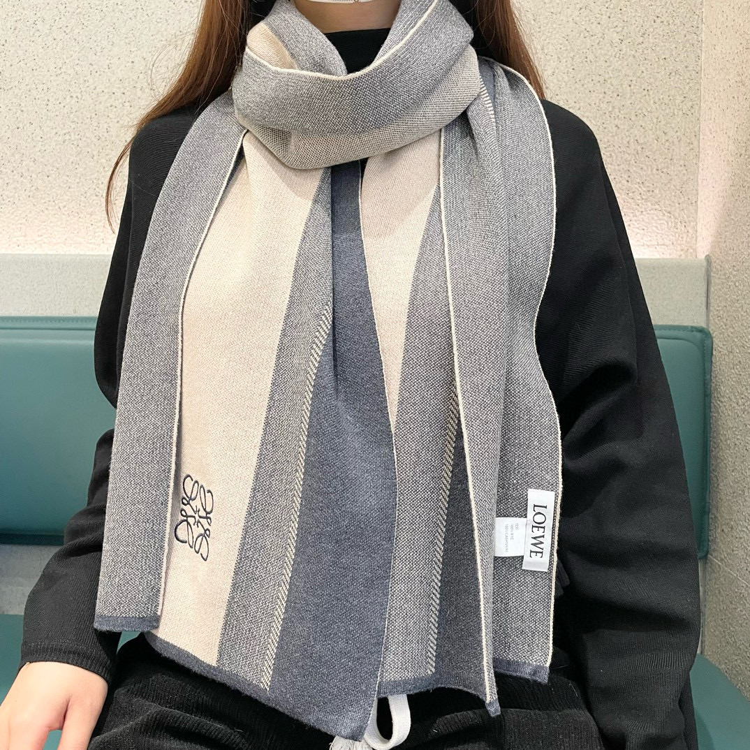 NO:188935,Top-notch and cutting-edge [LOEWE Directly supplied for Dubai export] Official website Double-sided Loewe New Double-sided Cashmere Scarf High-tech Products Fashion Brand Top Design Model You will understand that the quality is really super super soft, warm, skin-friendly, so beautiful and amazing. This model is currently only a few foreign counters in stock. It is really rare to buy cashmere material 32* It is definitely a slow hand-free high-end high-end scarf, high-version scarf, loewe, loewe19860909爆款顶级高尖端【LOEWE罗意威直供迪拜出口货】官网双面罗意威新品双面羊绒围巾高尖端产物时尚大牌的顶尖设计款拿到手你就会明白质量真的超级赞超级柔软保暖亲肤太美太惊艳了此款目前只有国外几个专柜有货真的是臻品罕见客供羊绒材质32*绝对是手慢无的高端精品开杀高版本围巾,高版本围巾,loewe,loewe,scarf