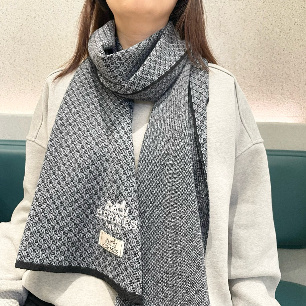NO:188934,The popular products are available. Couple Hermes exclusive cow products. Luxury is all in the size. High-end quality with super high cashmere quality will be favored by this brand. This boutique is a rare scarf knitted on the market. It is really a super high-end product. Only this big brand will have every color. Every color is a great love. Good product that sells one less. Imported knitted cashmere size *32 high-version scarf, high-version scarf, hermes19860909爆款上新 情侣款爱马仕独家牛货 奢华尽在尺寸之间,高端品质具有超高羊绒品质才会被此品牌青睐这种精品是市场上及其少见的围巾针织,真是超级高端货只有这种大品牌才会拥有每色都是大爱每色都留.卖一条少一条的好货 进口针织羊绒 尺寸*32高版本围巾,高版本围巾,hermes,scarf