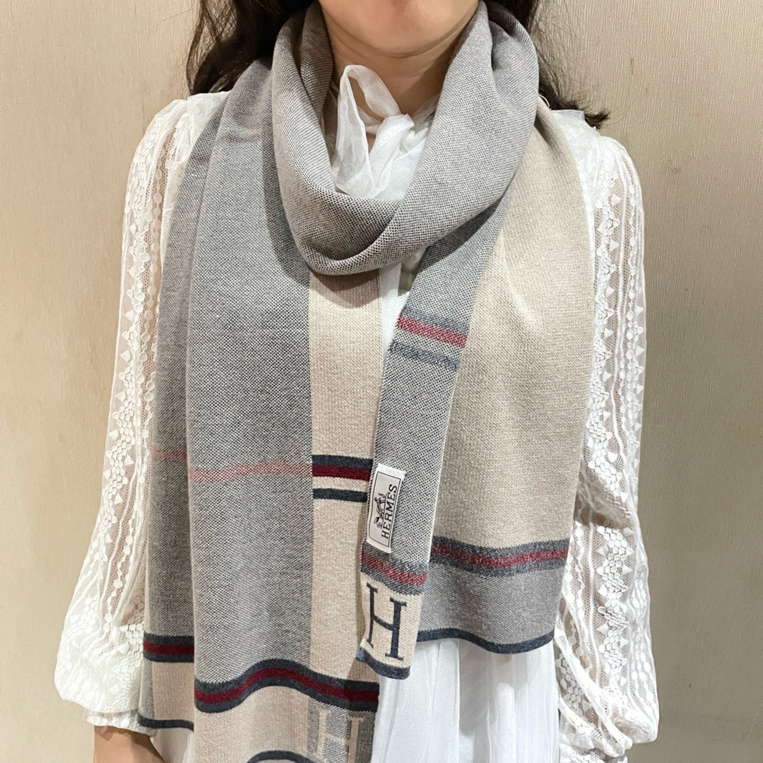 NO:188943,The latest counter model Hermes is coming to the top color weaving process. This process is only available in the big brand pure OEM factory. Top knitted and cashmere scarf. High-end products. Fashion brand colors are super positive, super soft, warm and skin-friendly. Simple plain colors are very elegant. It is really rare. The 32*cm size long scarf is definitely a high-end quality that you can wear and go to the major counters for a walk with confidence. High-version scarf, high-version scarf, hermes19860909专柜最新款爱马仕火爆来袭顶级色织工艺此工艺只有大牌纯正代工厂才有的工艺顶级针织加羊绒围巾高尖端产物时尚大牌颜色超正超级柔软保暖亲肤,简单的素色非常大气..真的是臻品罕见.32*cm尺寸长巾绝对是手慢无的高端精品戴着它可以放心的去各大专柜遛弯哦,高版本围巾,高版本围巾,hermes,scarf