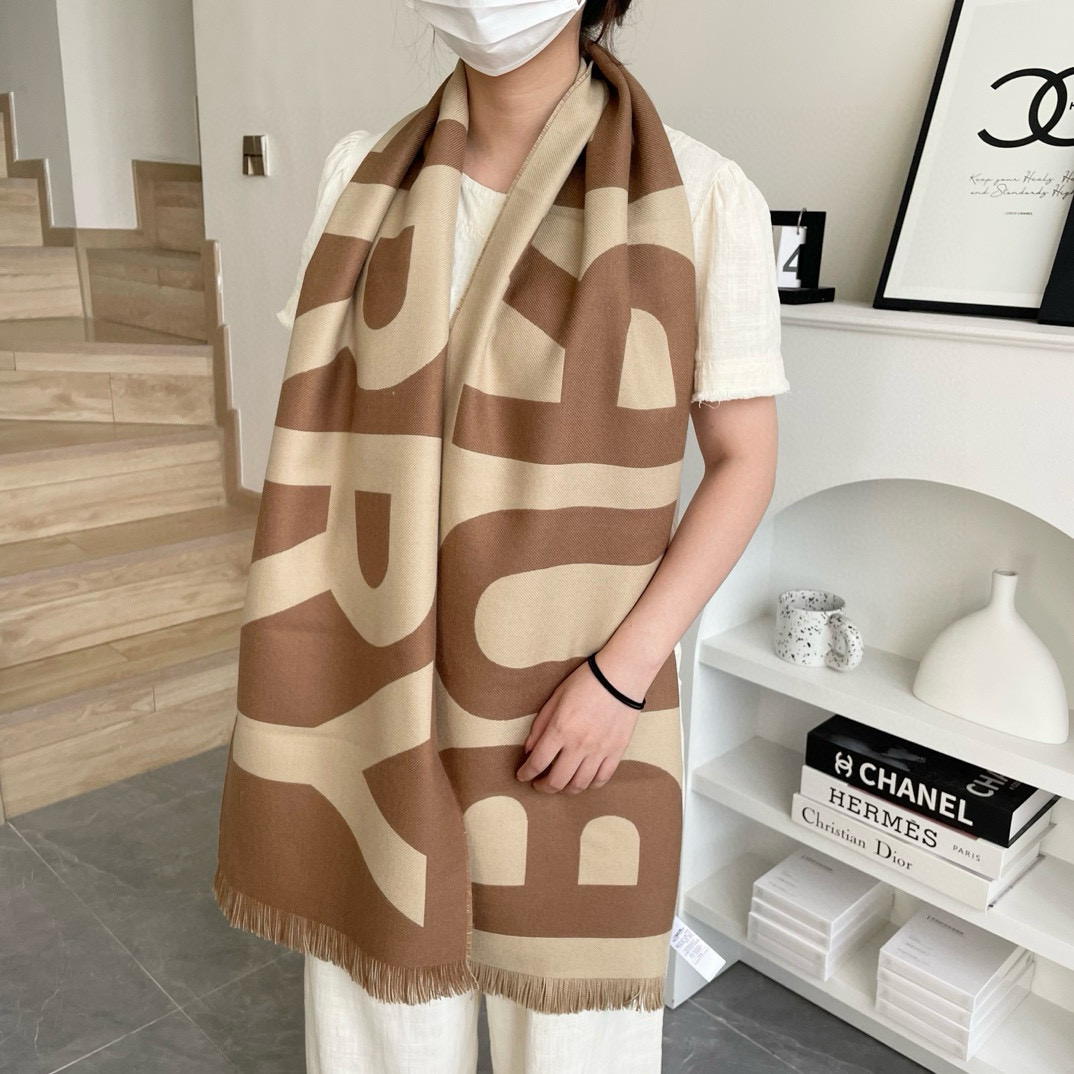 NO:188949,The latest model of Burberry counter is coming to the top double-layer color weaving process. This process is only available in Burberry’s pure OEM factory. The original ultraviolet heating sensing double anti-counterfeiting tag top silk cashmere scarf high-end products. Fashion brand colors are super positive, super soft, warm and skin-friendly, simple plain colors are very atmospheric. It is really rare. The 38X190 large-size long scarf is definitely a high-end quality that is slow to use. Wear it, you can go to various counters for a walk with confidence. High-version scarf, high-version scarf, burberry19860909巴宝莉专柜最新款火爆来袭顶级双层色织工艺此工艺只有巴宝莉纯正代工厂才有的工艺专柜原版紫外线加热感应双防伪吊牌顶级丝羊绒围巾高尖端产物时尚大牌颜色超正超级柔软保暖亲肤,简单的素色非常大气..真的是臻品罕见.38X190大尺寸长巾绝对是手慢无的高端精品戴着它可以放心的去各大专柜遛弯哦高版本围巾,高版本围巾,burberry,scarf