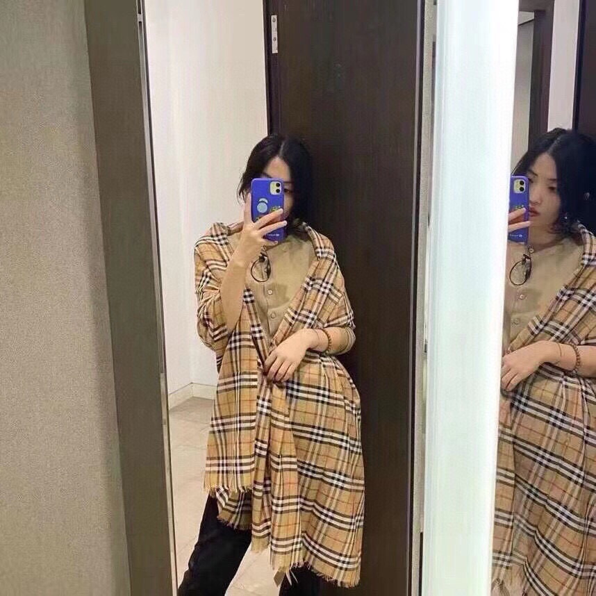 NO:188952,If you want top quality, you can see the original single product. B home [Double-sided long scarf], this is the hard product, the palace-level imperial recommendation!  A high-profile single product, top-grade cashmere is available on both sides, the latest export, material, etc. I won't repeat it. The process is inconvenient to disclose, because there is an agreement, you know... Let you wear it in the counter and compare it yourself... I'm so poor here... But you should have applause because this is the same batch as the Hong Kong counter will be on the shelves!  Specifications 100*200cm, cashmere, an absolute bad product!  Receive in seconds!  High-version scarf, high-version scarf19860909要顶级品质看过来原单货 B家【双面长巾】,这才是硬货,殿堂级御用推荐！高出镜率单品,顶级羊绒两面可用,最新出口,材质啥的 不再赘述 工艺不便透露,因为有协议,你们懂……让你戴进专柜自对比……此处我词穷...但你们应该有掌声 因为这是和香港专柜即将上架的是同一批次！规格100*200cm ,羊绒,绝对的流弊货！秒收！高版本围巾,高版本围巾,scarf