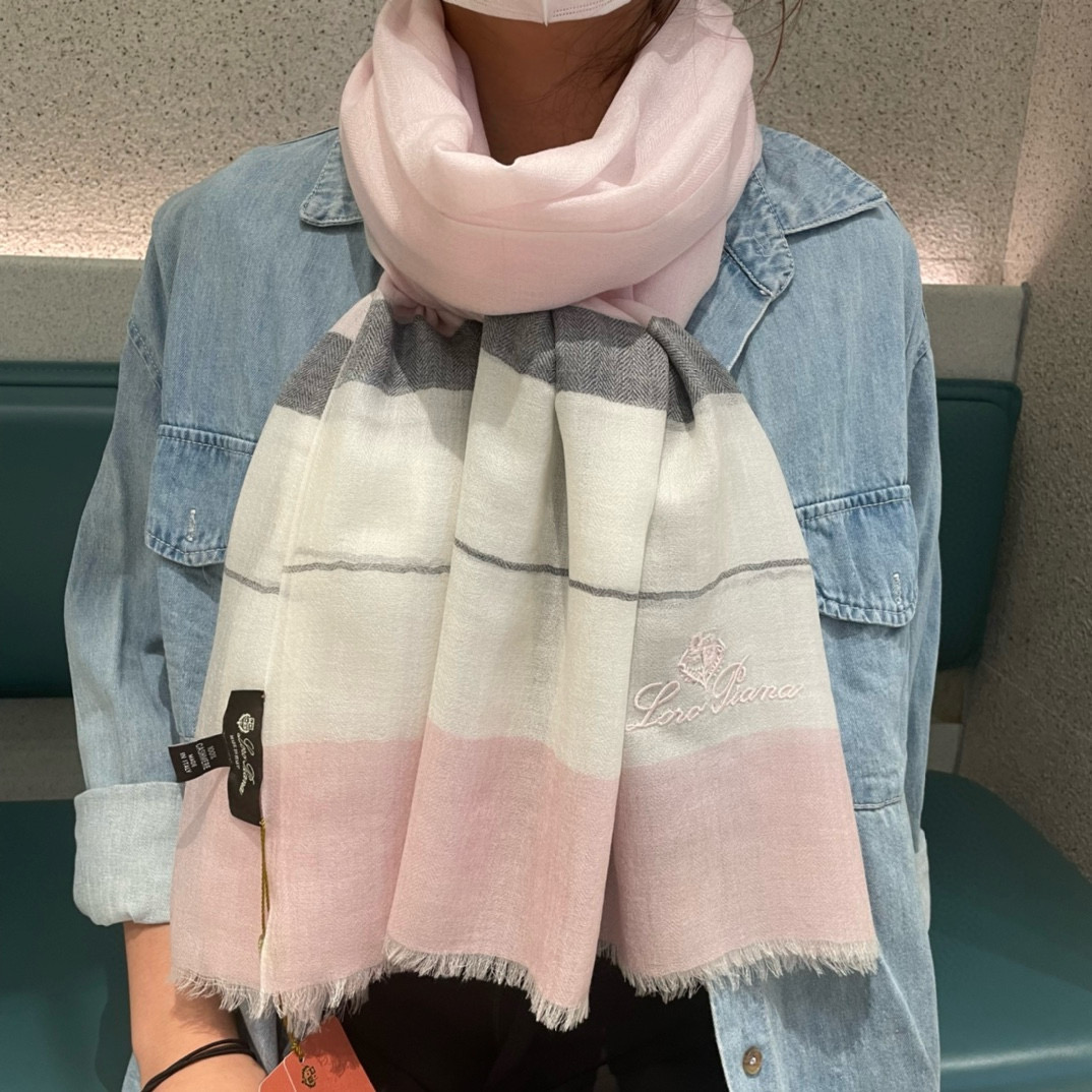 NO:188958,LP top original single [LP striped long scarf] high-end products are presented with a heavy weight, unprecedented, pure cashmere, and it feels so good that it is definitely another slow-handed one. The craftsmanship uses imported 300 pure cashmeres combined with colored edge embellishments, which is very classy, ​​low-key and small luxury. Size 90*205cm Imported pure cashmere woven with high-version scarf, high-version scarf, loro piana19860909LP极品原单【LP条纹长巾】高尖端产物重磅呈现 ,绝无仅有 史无前例 纯山羊绒 手感好到爆绝对又是一款手慢无 工艺上采用的是进口300支纯羊绒结合彩边点缀,非常显档次,低调中带着小奢华.尺寸90*205cm 进口纯羊绒织就高版本围巾,高版本围巾,loro piana,scarf