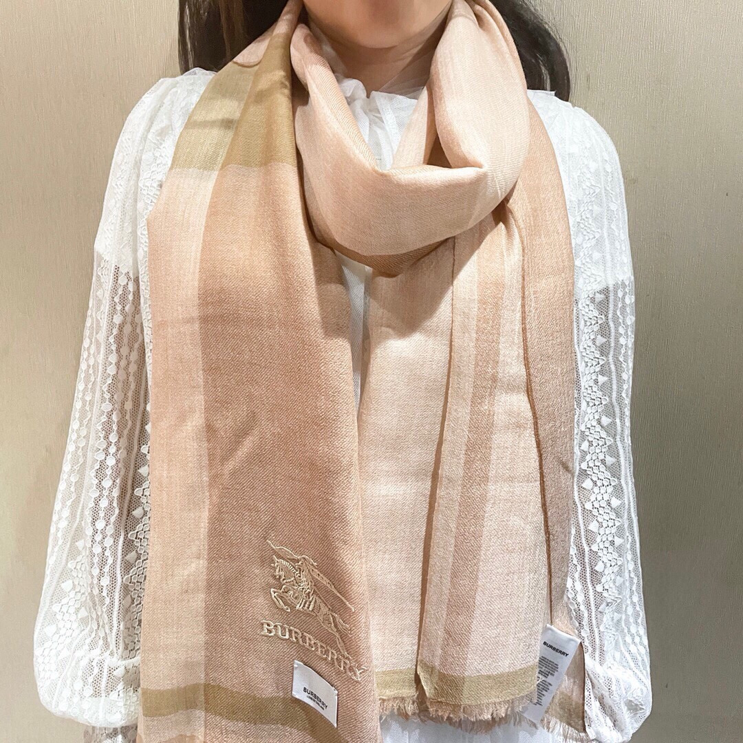 NO:188933,Get the new Burberry model and grab the top original order. The authentic and beautiful top high-end goods [absolutely worth collecting] Chanel's beautiful and versatile counter is limited. It is difficult to order the top imported cashmere when you are rich. The quality of gold and silver thread is high and the quality is high for people to use. The absolute high-end exclusive real-life shooting!  What you see and get, the color is super good, the top quality goods are not waiting for anyone, the special channel goods are sold without the other one, and the absolute top quality goods are the rhythm of the counter 90*200, the top quality imported cashmere is recommended. High-quality scarves, high-quality scarves, burberry, chanel19860909巴宝利新款到手慢抢顶级原单正品旷世绝美顶级高端货【绝对值得珍藏】香奈儿绝美百搭款专柜限量哦有钱都很难订到顶级进口客供山羊绒,金银线镶边品质上乘送人自用绝对高大上独家实物拍摄！所见所得,颜色超正顶级好货不等人,特殊渠道货卖一个少一个绝对的顶级好货,任何一个细节都是专柜的节奏90*200顶级进口客供山羊绒重磅推荐高版本围巾,高版本围巾,burberry,chanel,scarf